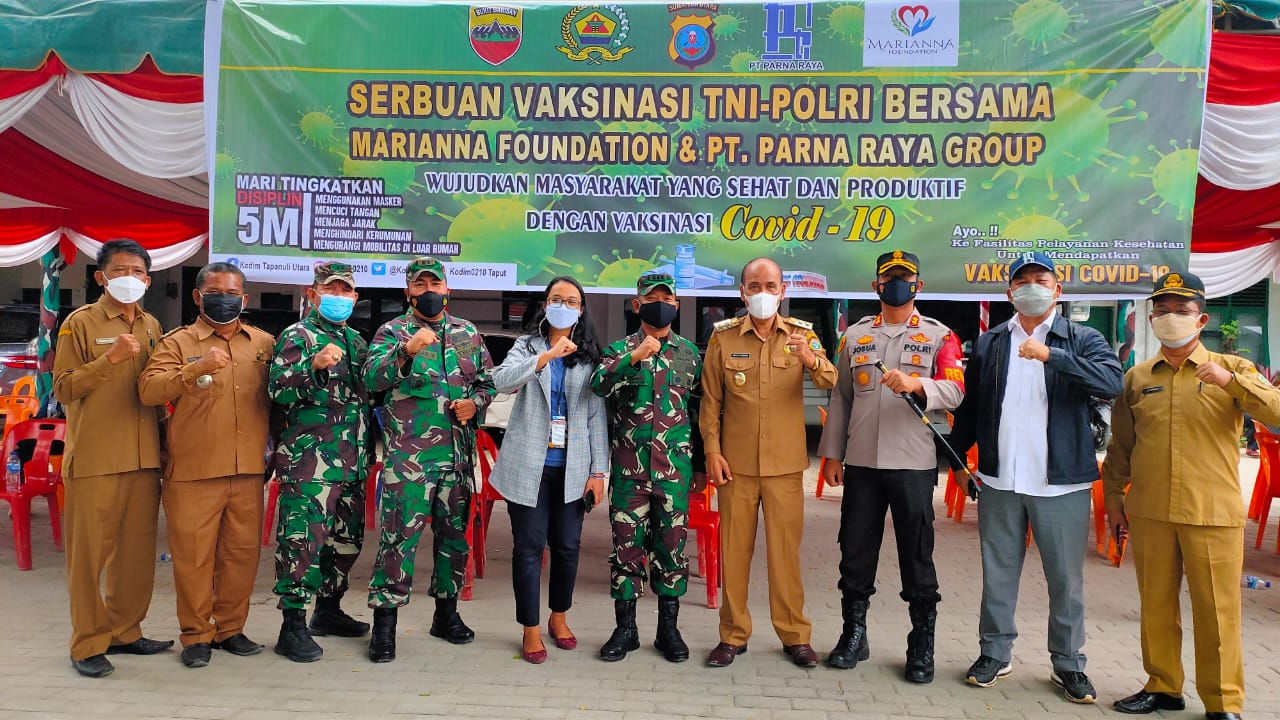 TNI-Polri dan Yayasan Marianna berpartisipasi mengejar herd imunity dengan vaksinasi covid massal di Samosir, Sumut.