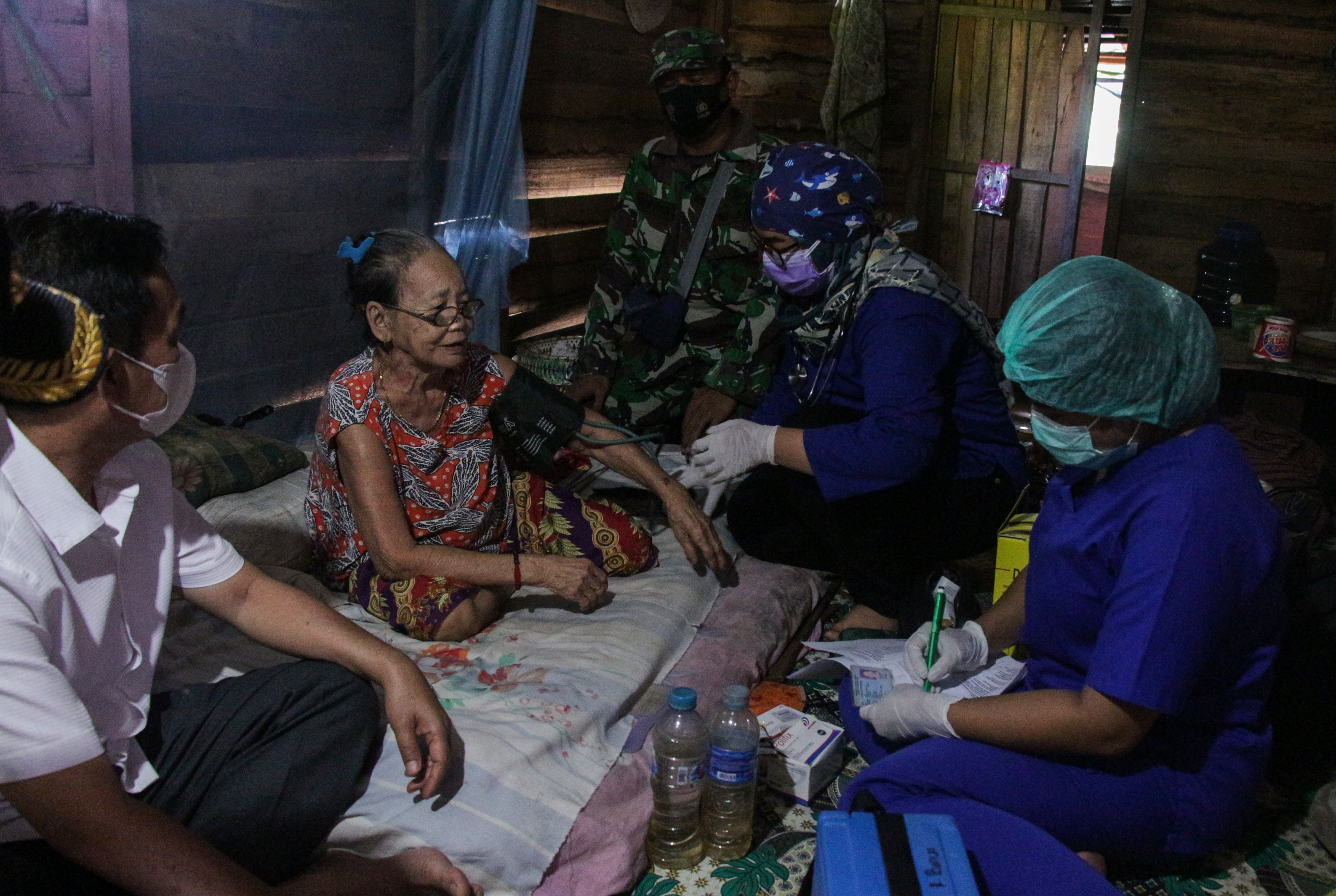 Petugas mengecek kesehatan warga lansia sebelum menerima vaksin covid-19 di Tanjung Pinang, Palangkaraya, Kalteng, Rabu (30/6/2021)