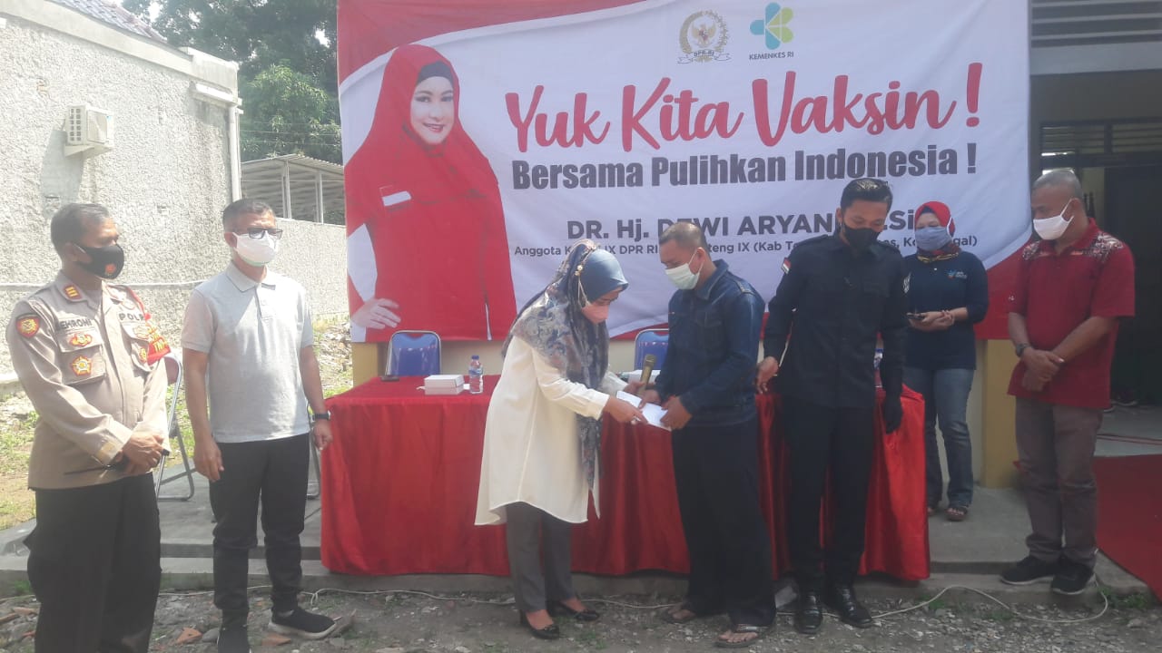  Anggota Komisi IX DPR Dewi Aryani  menyerahkan bingkisan kepada Ketua Yayasan Difabel Tegal Inklusi Indra Era Vani.