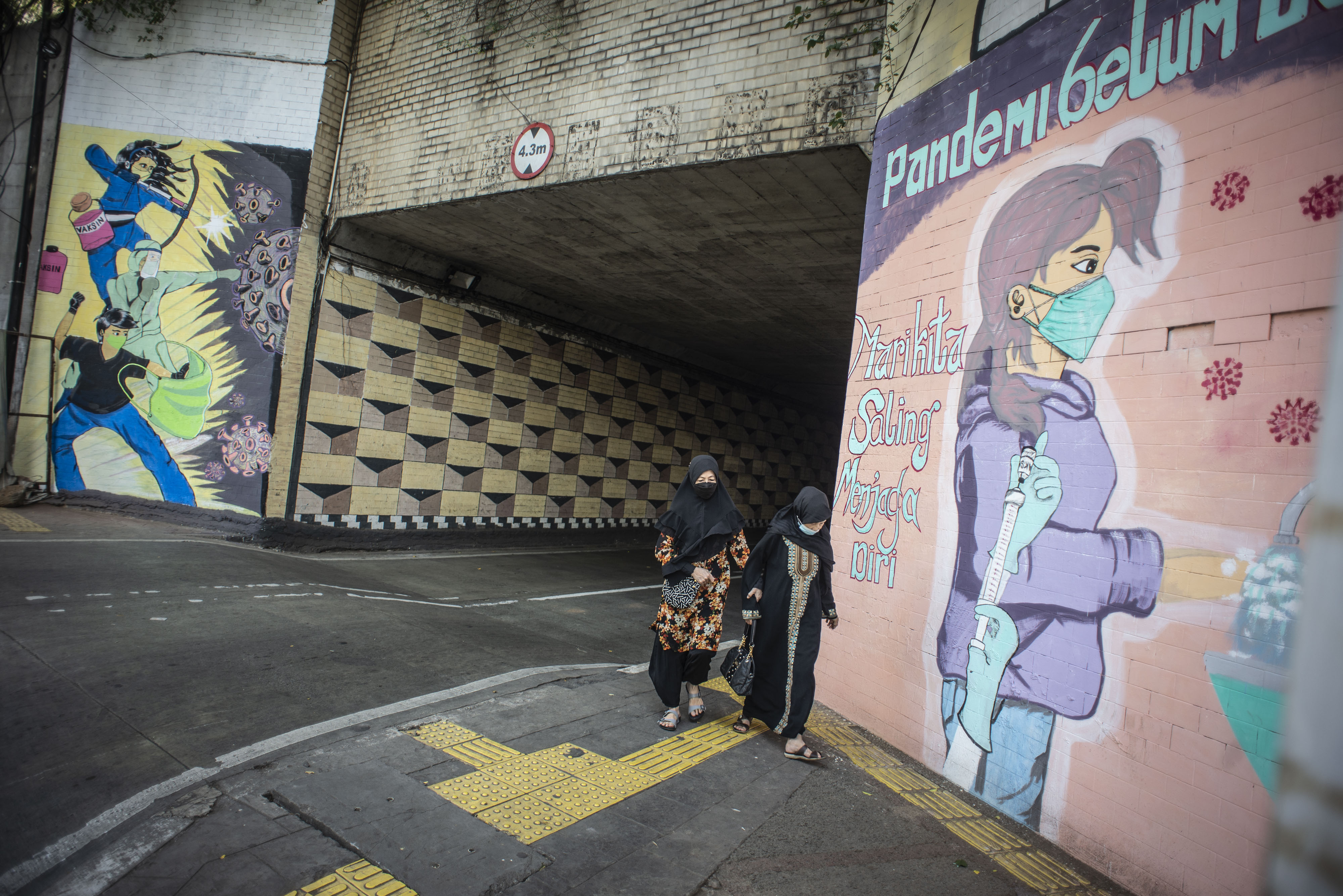 Mural peringatan Covid-19 di Jakarta