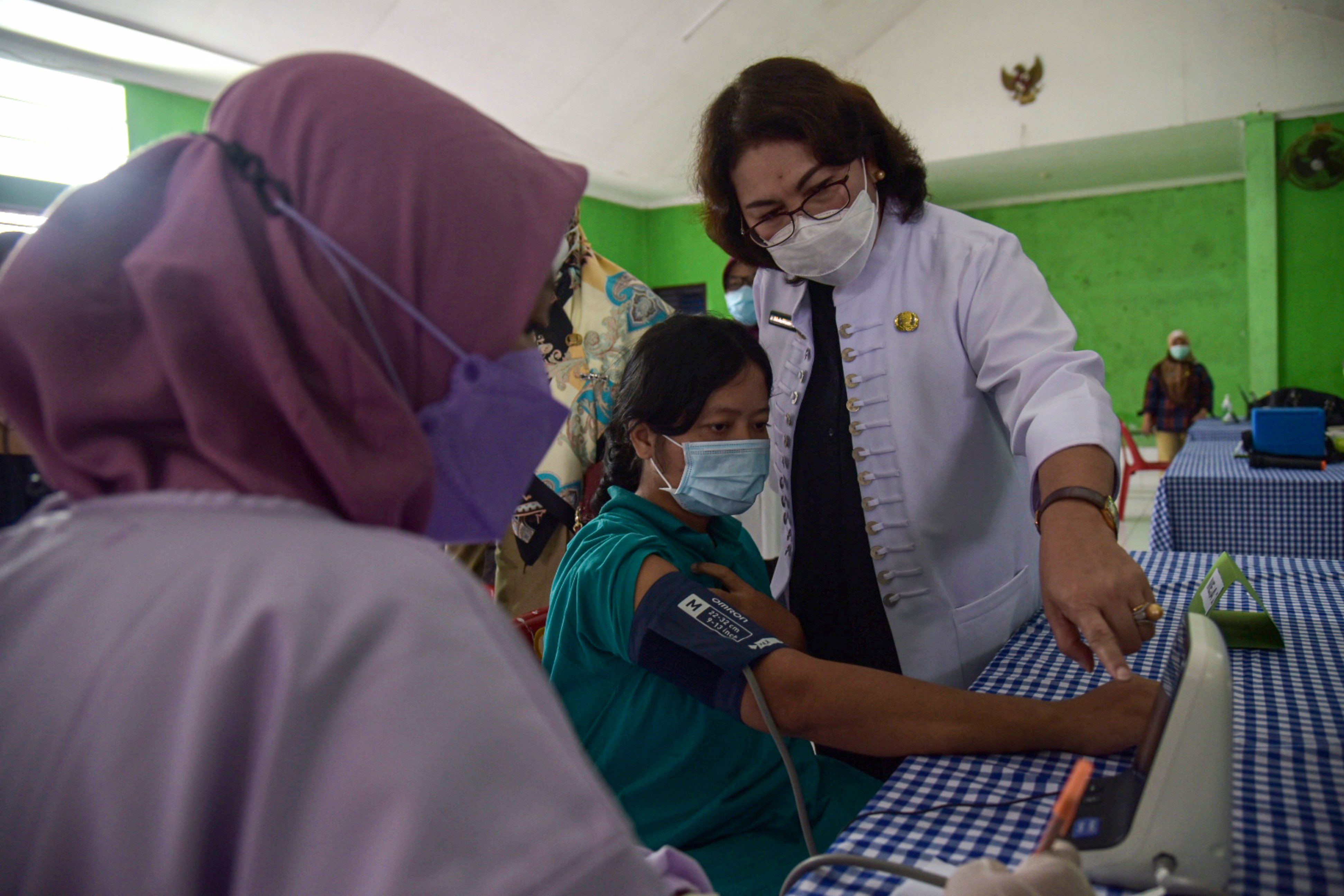 Petugas memeriksa kesehatan pasien ODGJ sebelum menerima vaksin covid-19 di RSJ Prof Dr Muhammad Ildrem, Medan, Sumatra Utara.