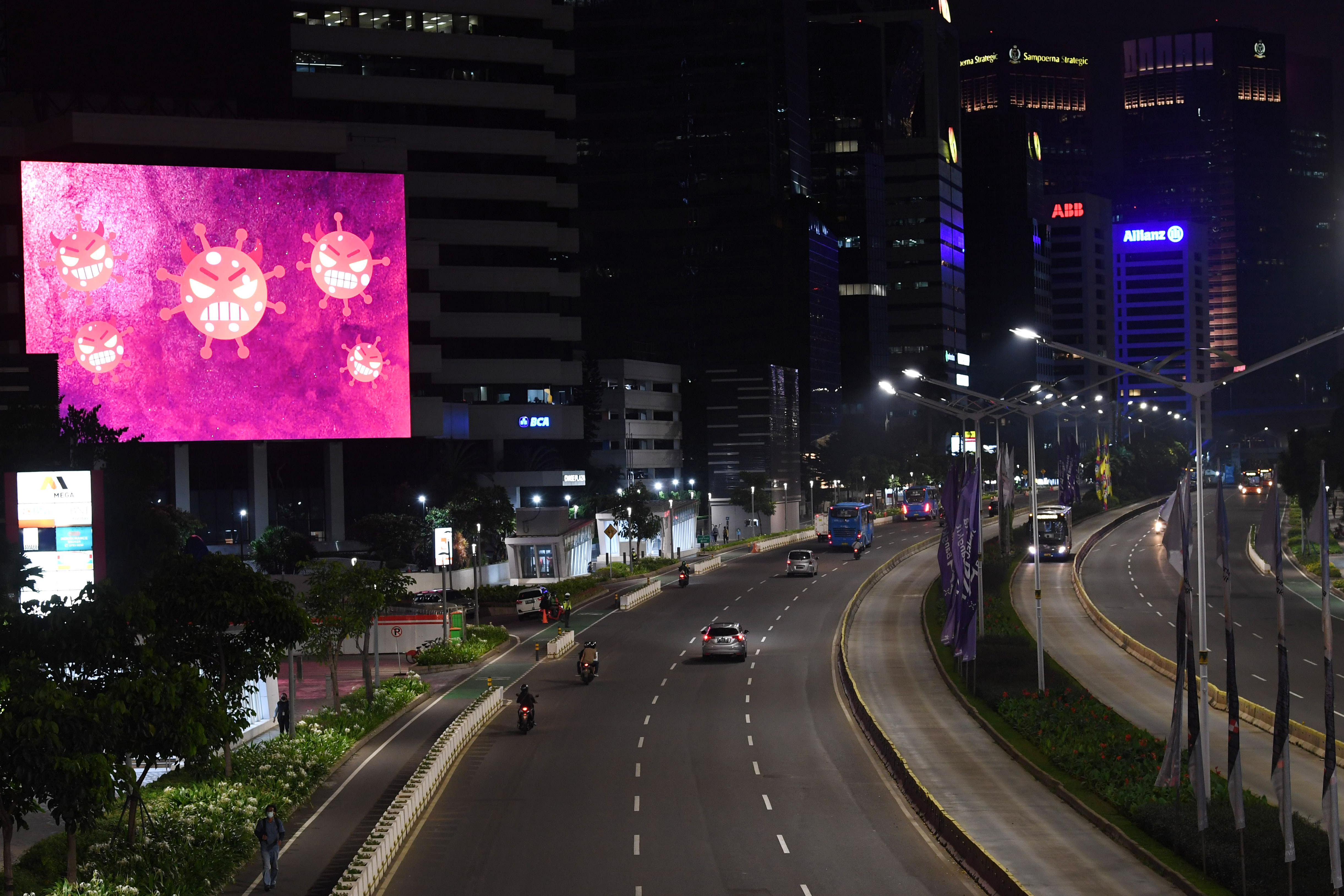 Suasana lengang pusat kota Jakarta saat PPKM Darurat