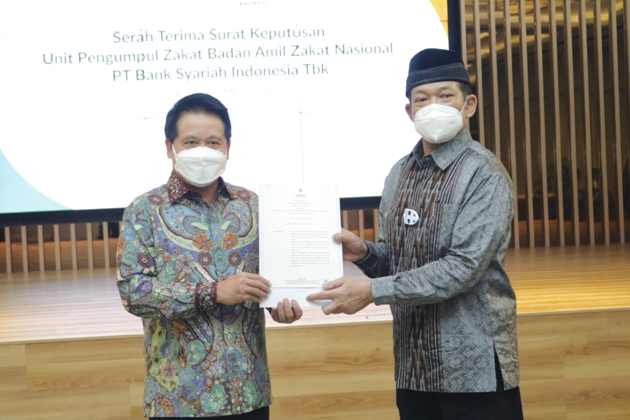 Direktur Utama BSI, Hery Gunardi menyerahkan zakat perusahaan kepada Ketua Baznas RI Prof. KH Noor Achmad.