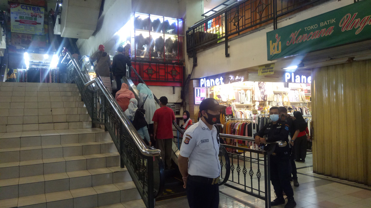 Suasana di Pasar Baru, Bandung yang kembali dibuka untuk umum.