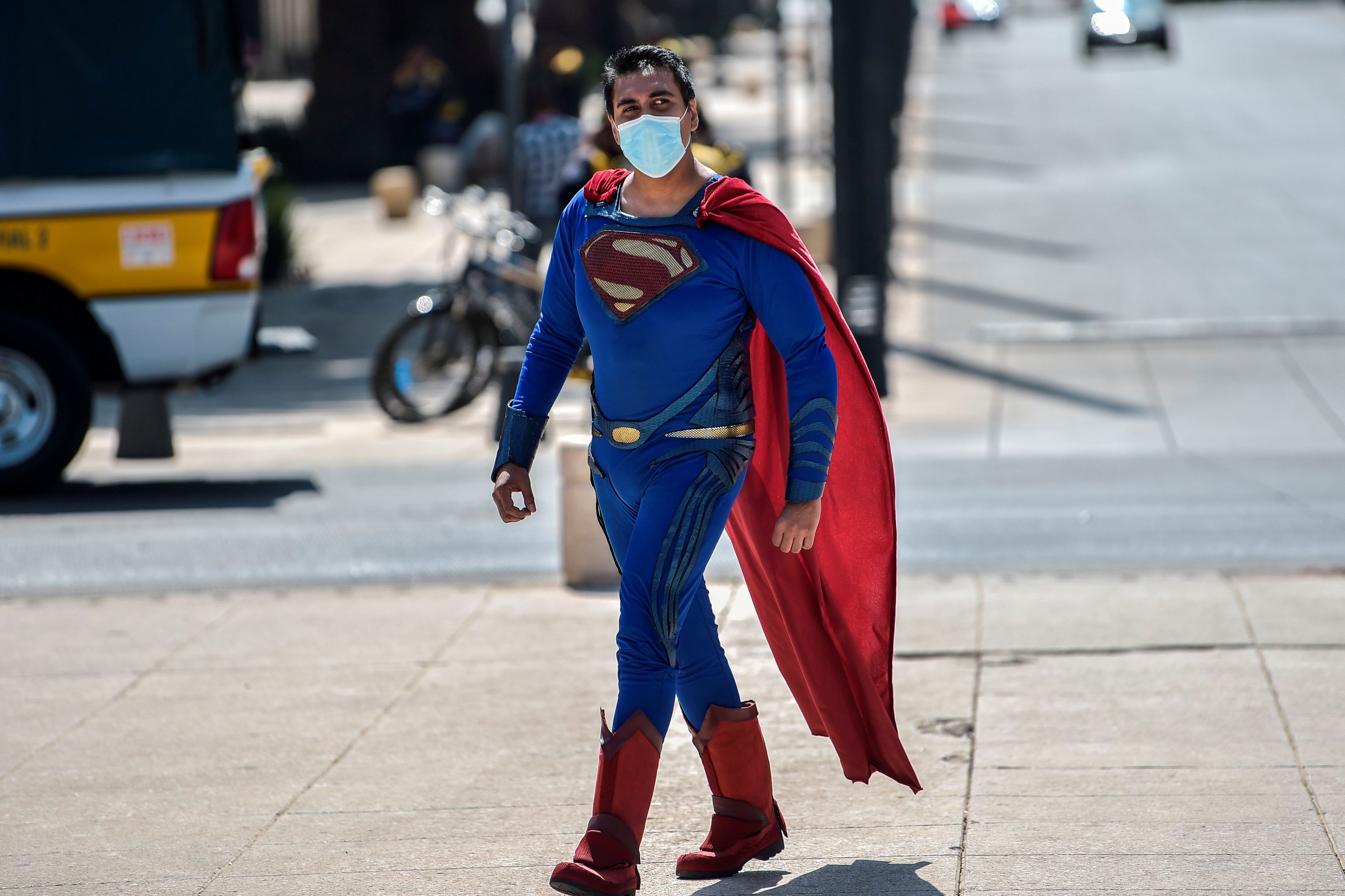 Seorang seniman berperan sebagai Superman dalam protes untuk menuntut bantuan pemerintah Meksiko akibat pembatasan pandemi covid-19.