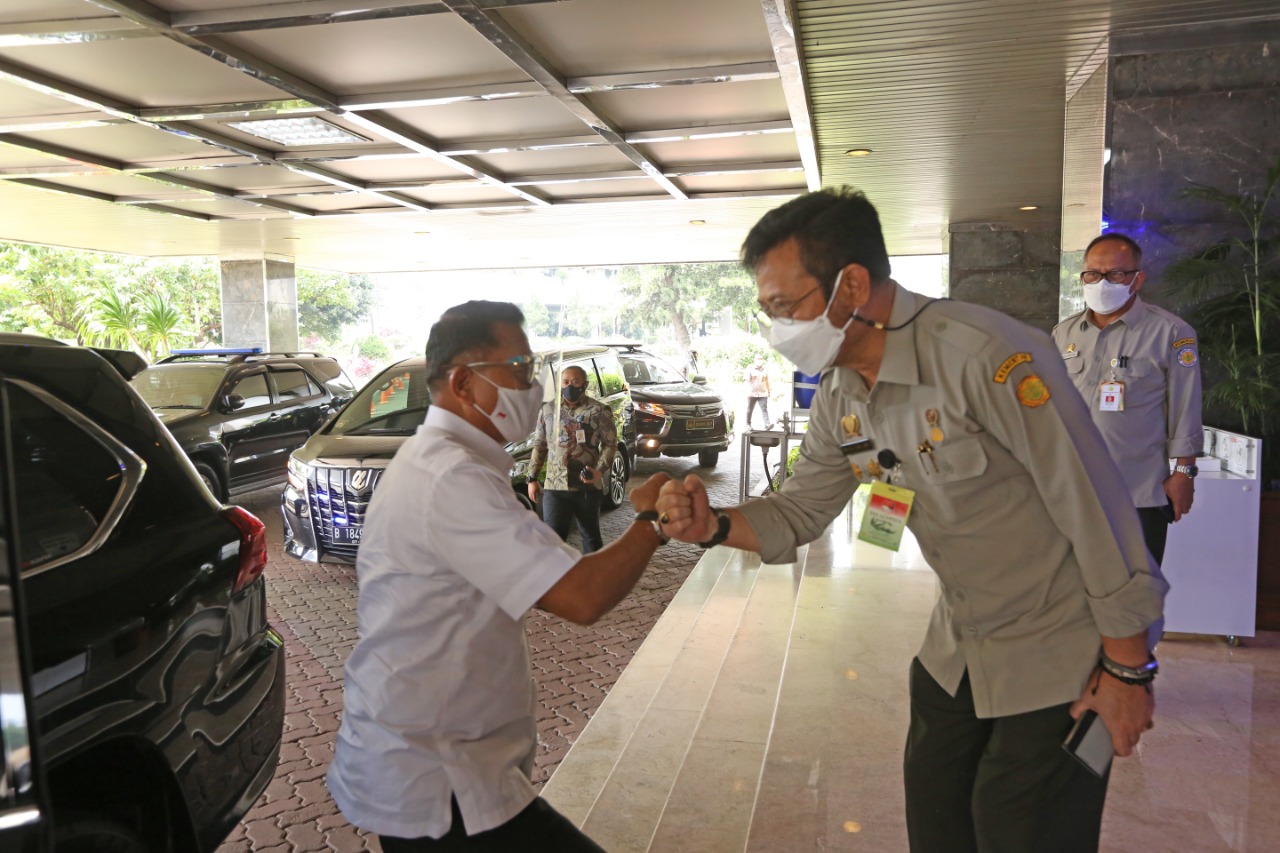 Mentan Syahrul Yasin Limpo menyambut kedatangan KSP Moeldoko untuk hadir di ruang pusat data Agriculture War Room (AWR) Kementan. 