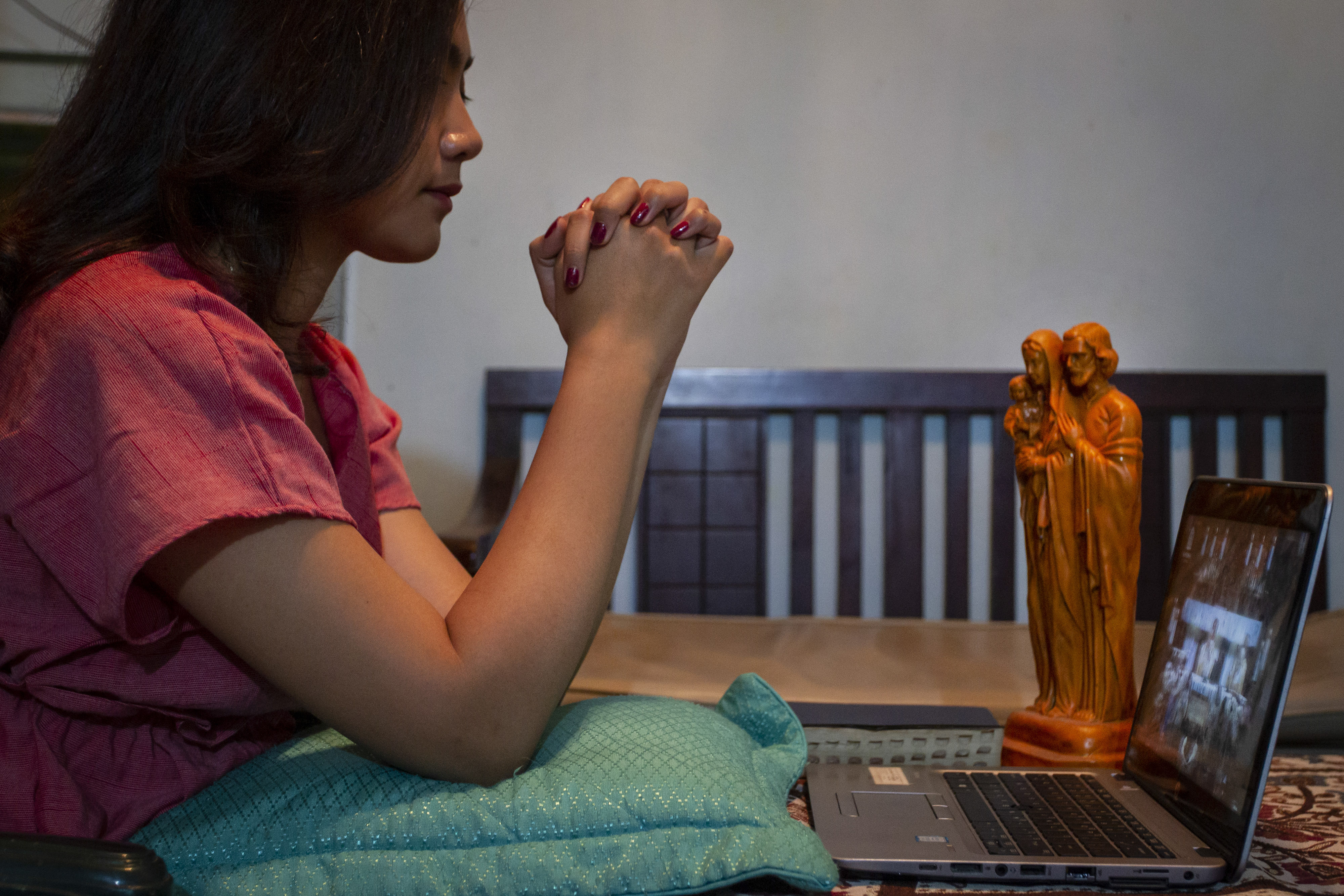 Ilustrasi-- Umat Katolik melaksanakan misa malam Natal secara daring di kawasan Bekasi, Jawa Barat.