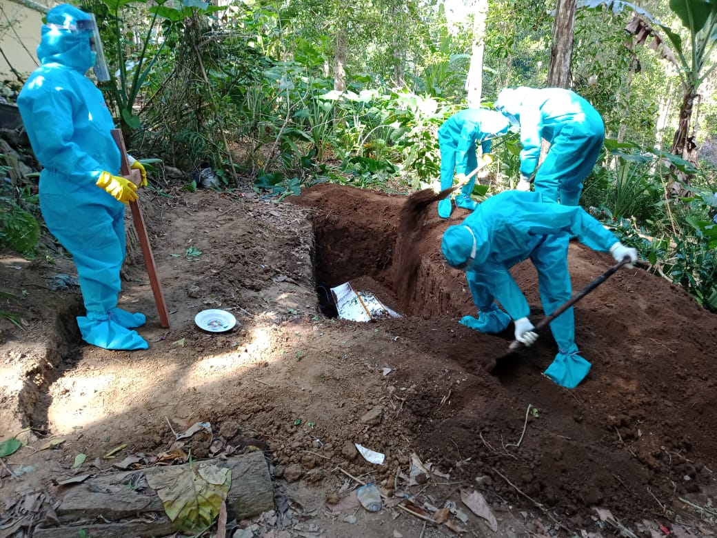 Persiapan pemakaman jenazah pasien covid-19 di Nagekeo.