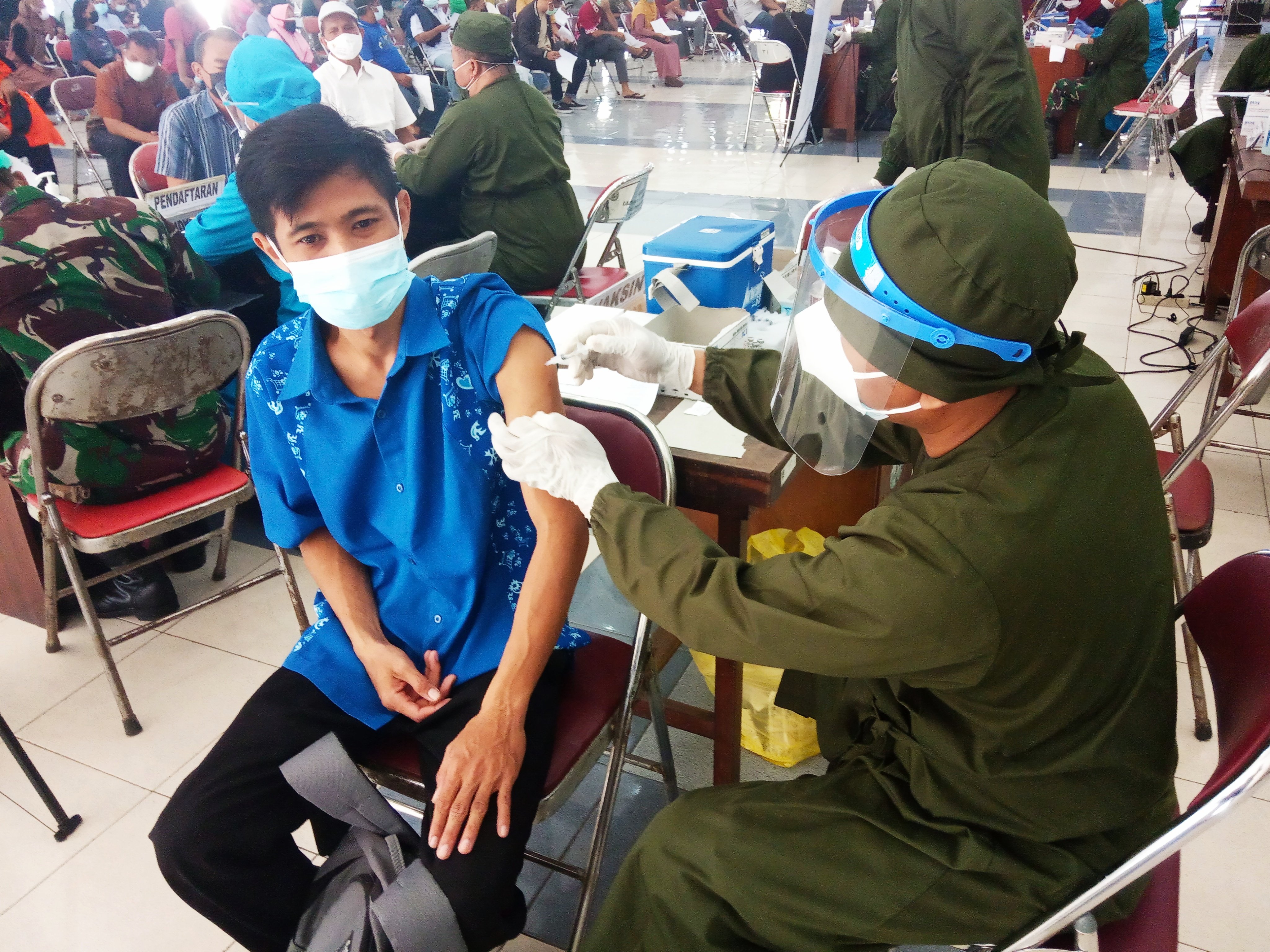 Warga mengikuti vaksinasi massal yang digelar Kodim Klaten, Jawa Tengah