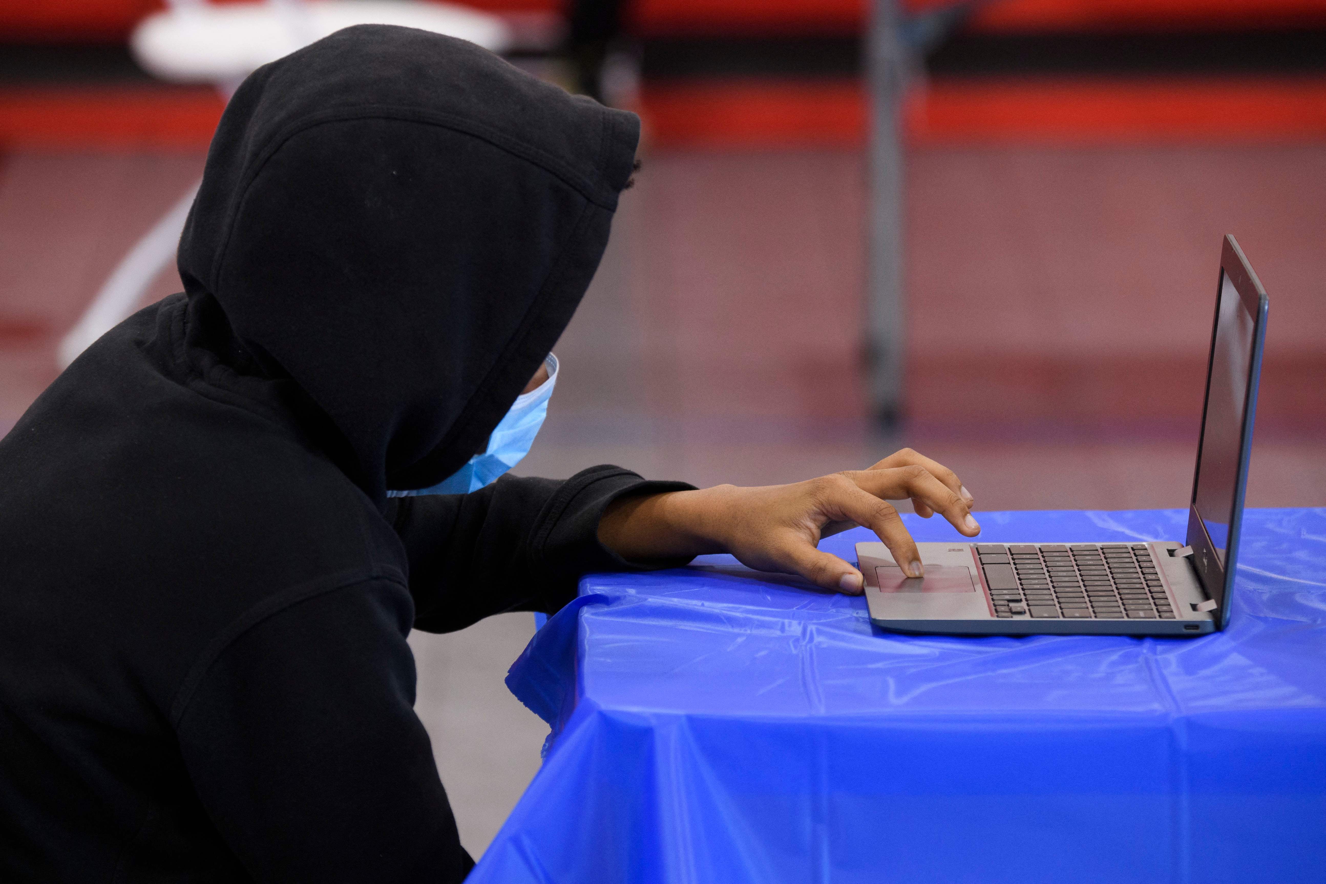 Seorang murid  menghadiri kelas online selama pandemi covid-19 di Los Angeles, Amerika Serikat. 