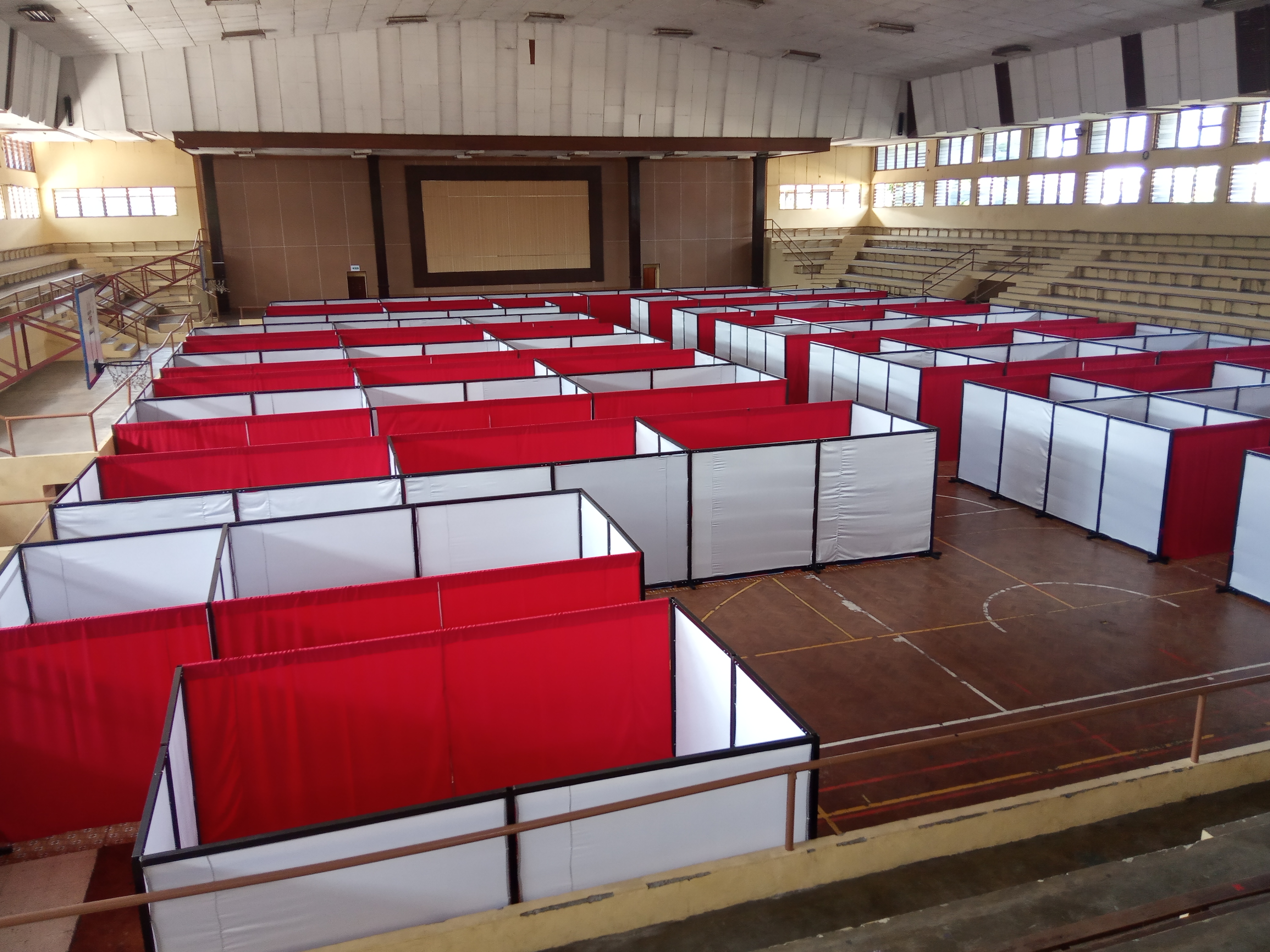 Tempat isolasi terpusat tingkat kabupaten di GOR Gelarsena Klaten.