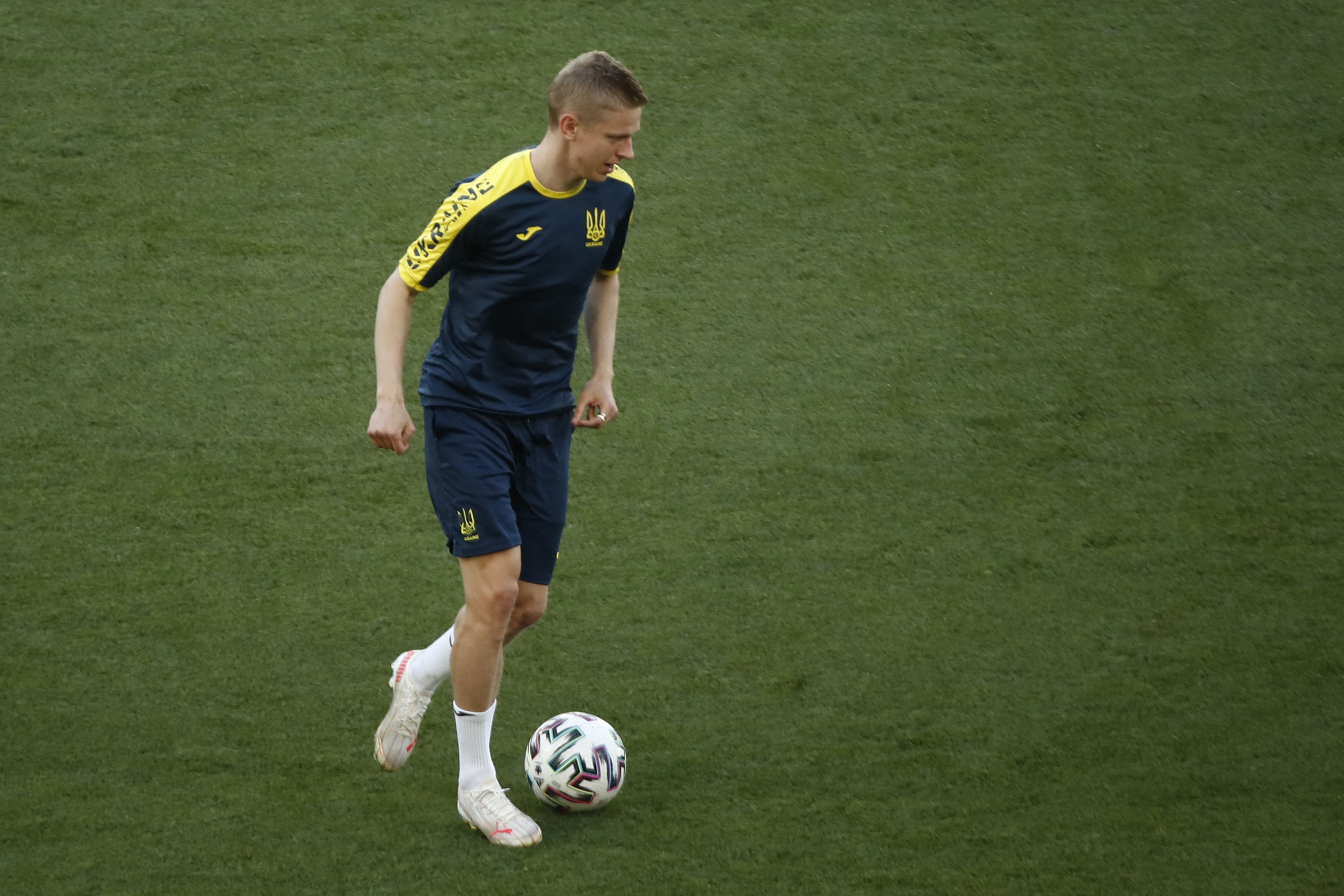 Bek Ukraina Oleg Zinchenko berlatih menjelang laga perempat final Piala Eropa 2020 melawan Inggris.