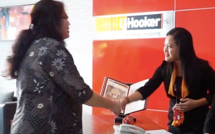 Proses transaksi di kantor LJ Hooker Indonesia
