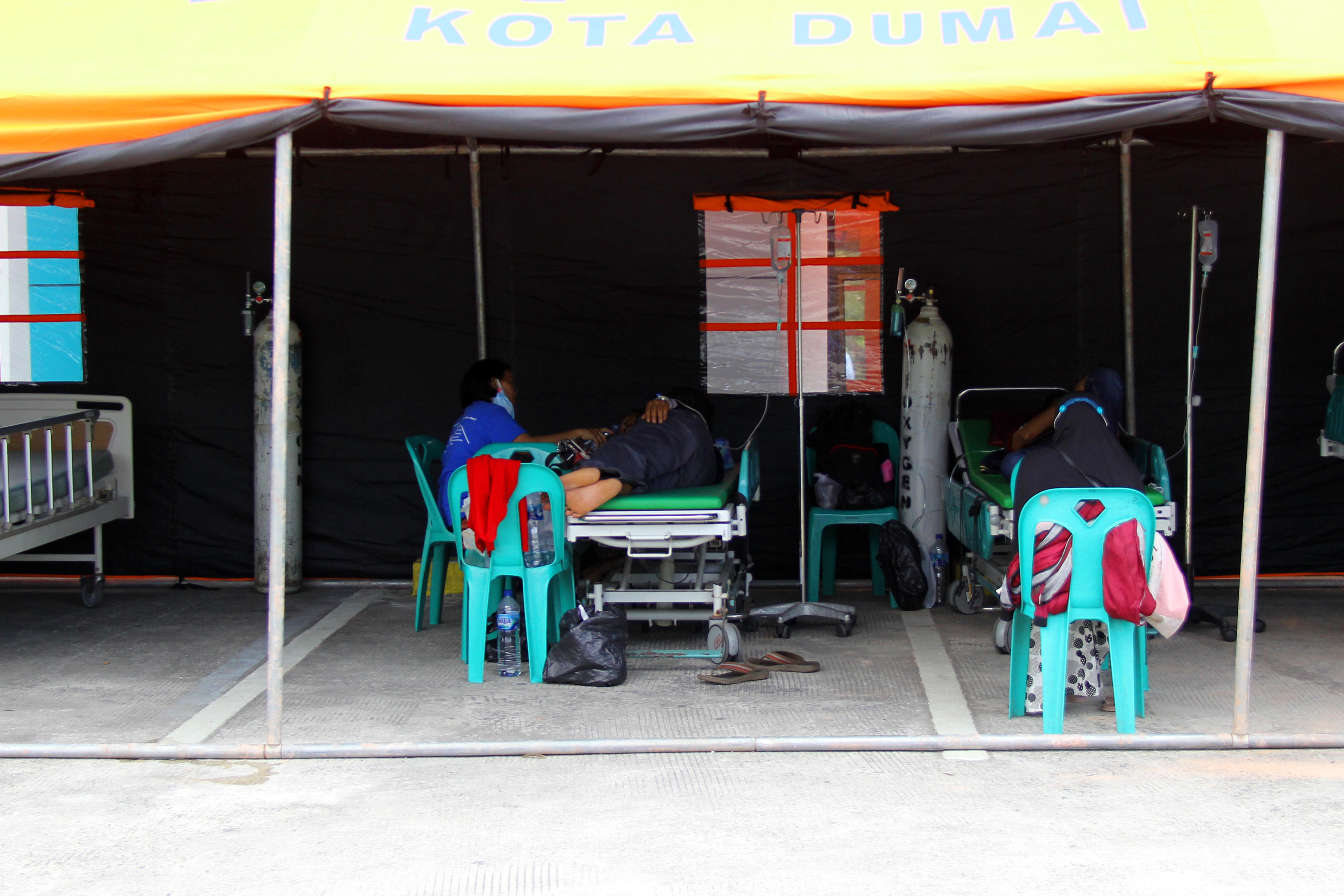 Pasien Covid-19 dirawat di tenda darurat di Dumai, Riau