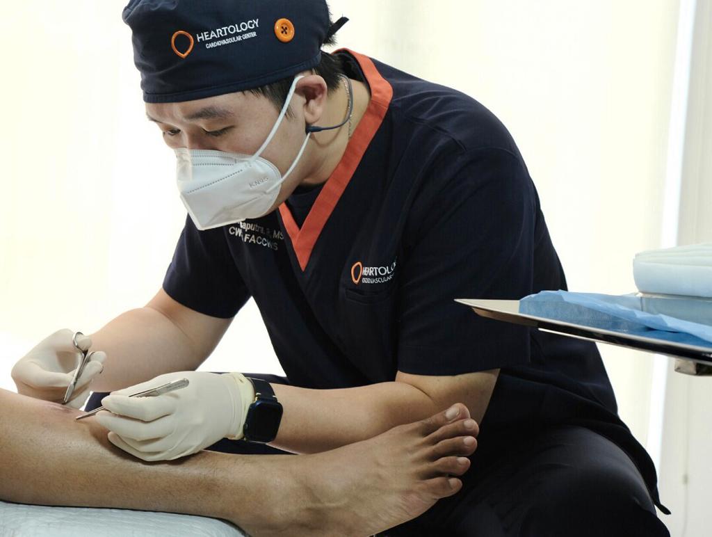  Dokter spesialis luka, dr.Adisaputra Ramadhinara, MSc, CWSP, FACCWS, tengah menangani kaki diabetik.