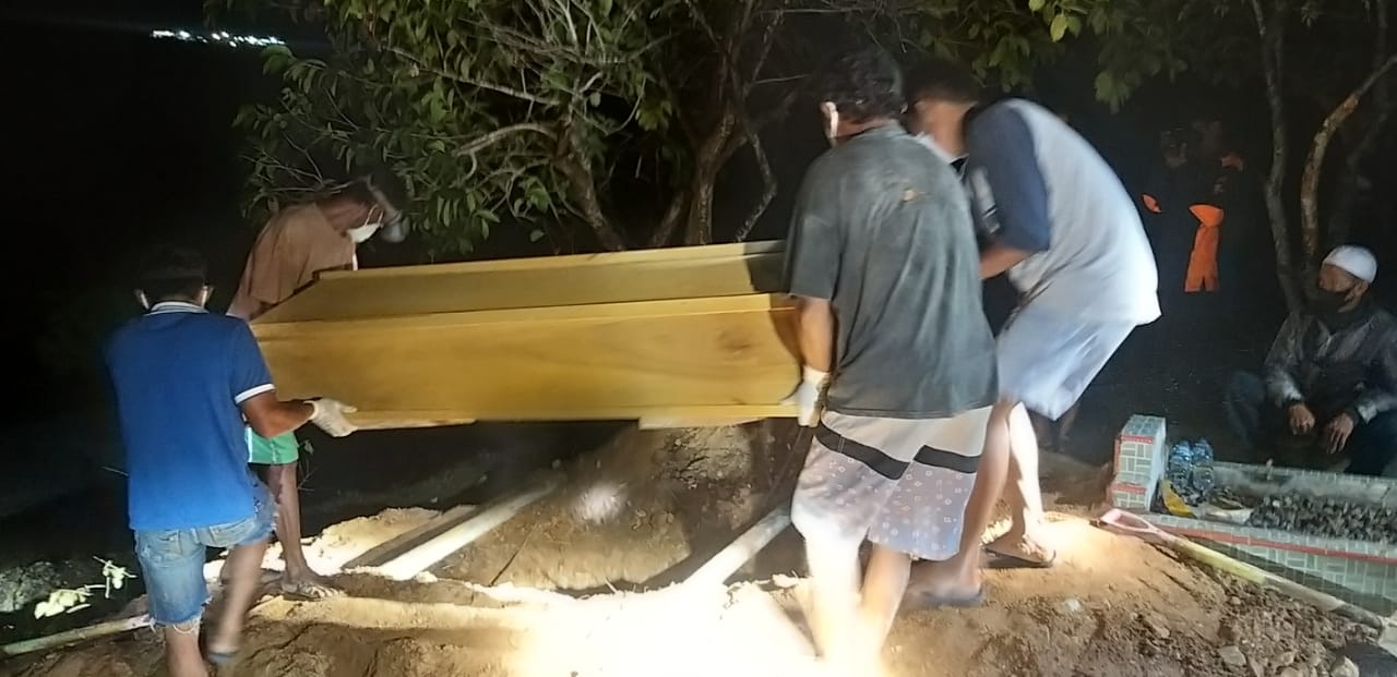 Suasana Pemakakaman jenazah dua DPO Poso di Pemakaman Umum Poboya Palu.