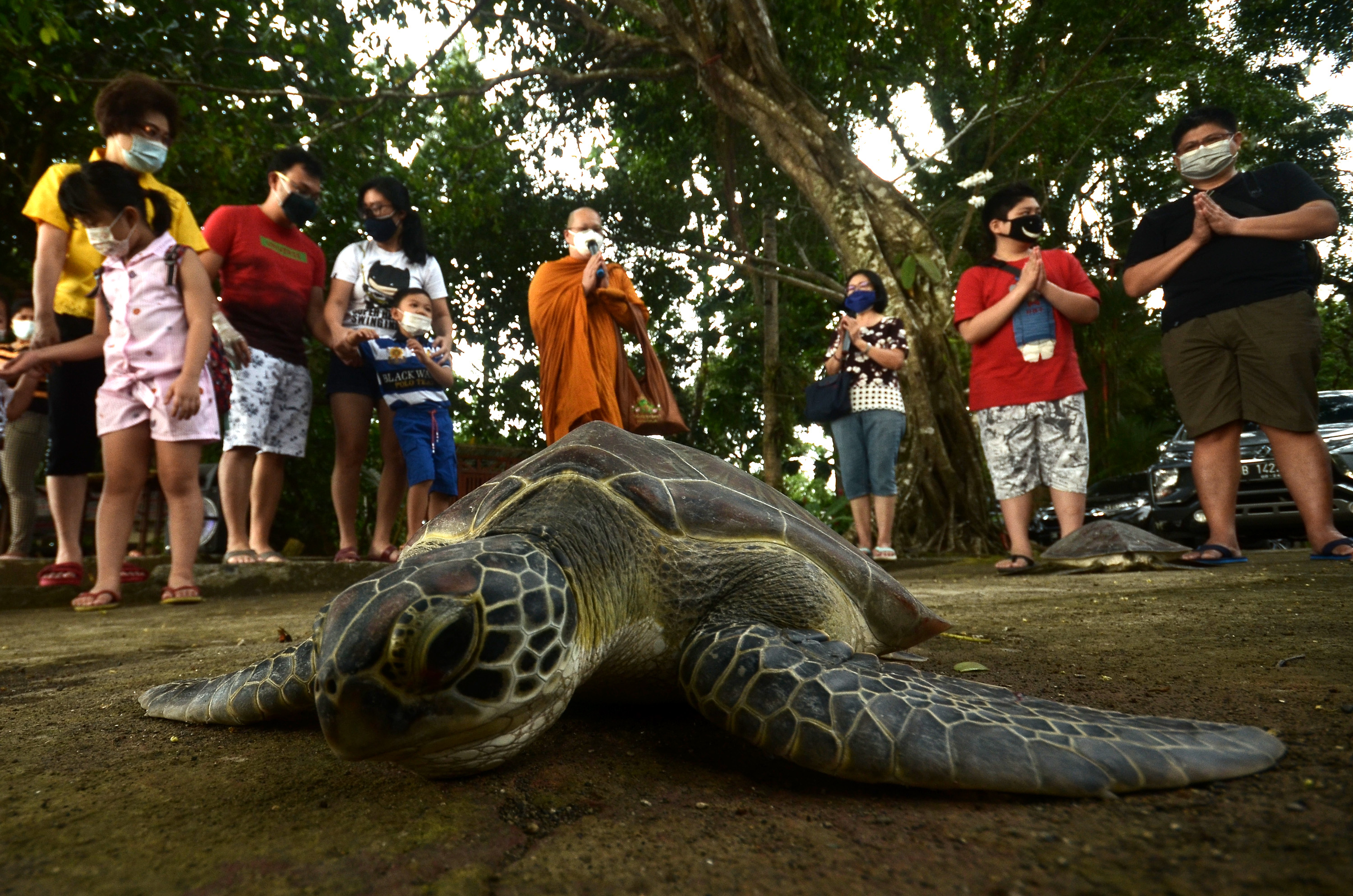 Warga beraktivitas di salah satu lokasi yang masih menyisakan kesejukan di Kota Manado, Sulawesi Utara