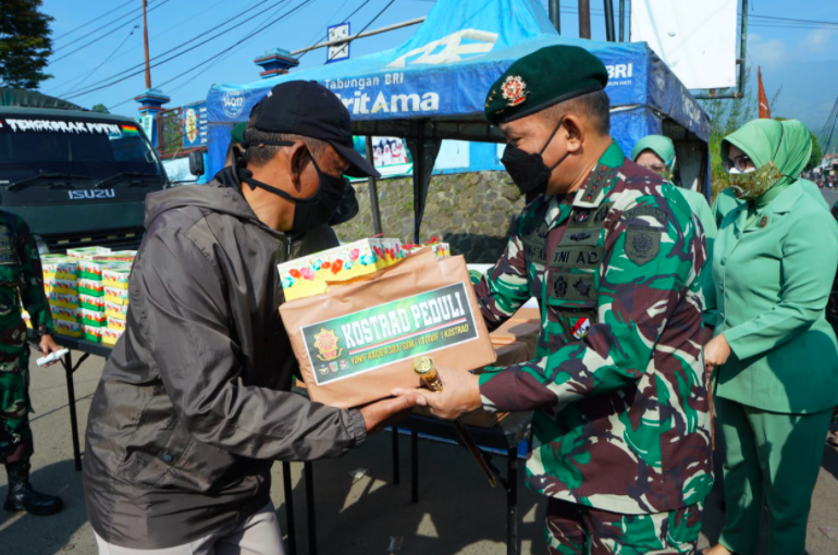 Kostrad Peduli Berbagi dengan Sesama Saat Pandemi Covid-19