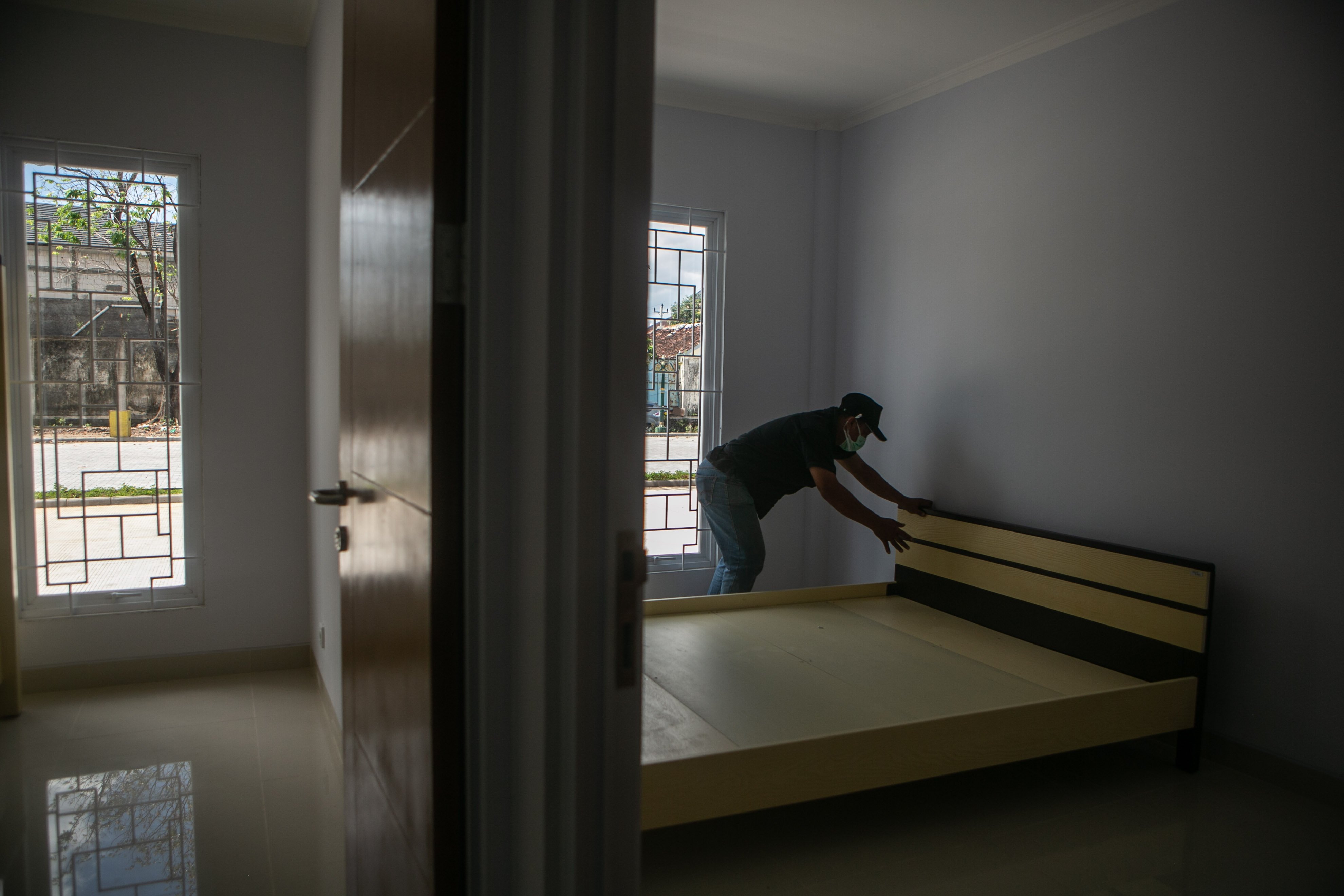 Petugas menyiapkan fasilitas untuk isolasi pasien covid-19 di Rusun ASN BBWS Serayu Opak, Sleman, DI Yogyakarta.