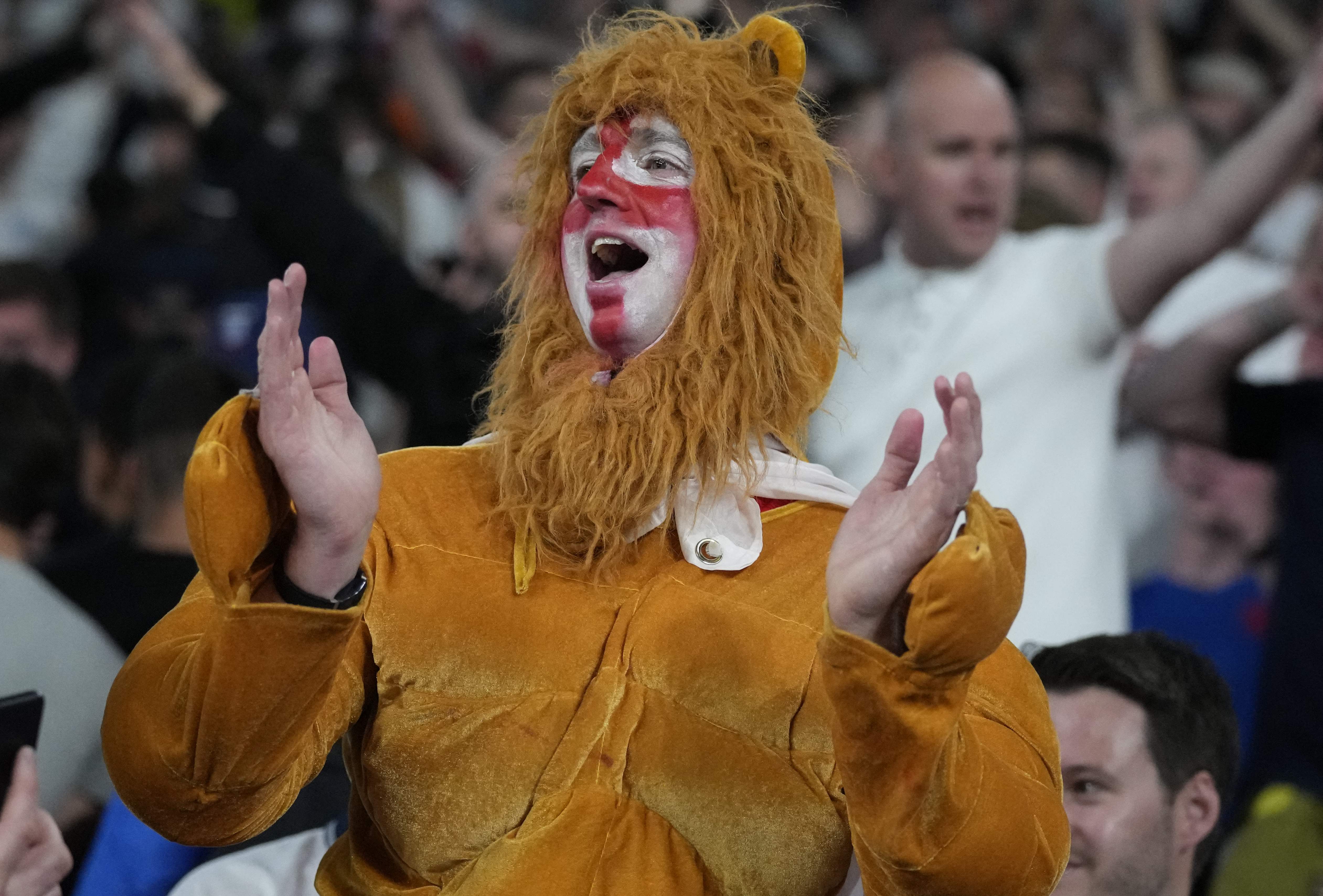 Fan Inggris mengenakan atribut Three lions