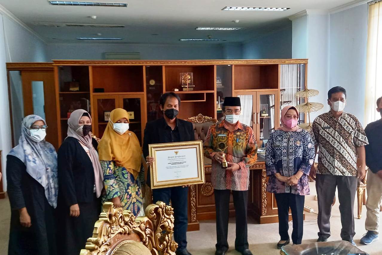 Ketua KPAID Kabupaten Tasikmalaya, Ato Rinanto menerima anugrah dan penghargaan pengawasan penyelenggaraan perlindungan anak dari KPAI Pusat