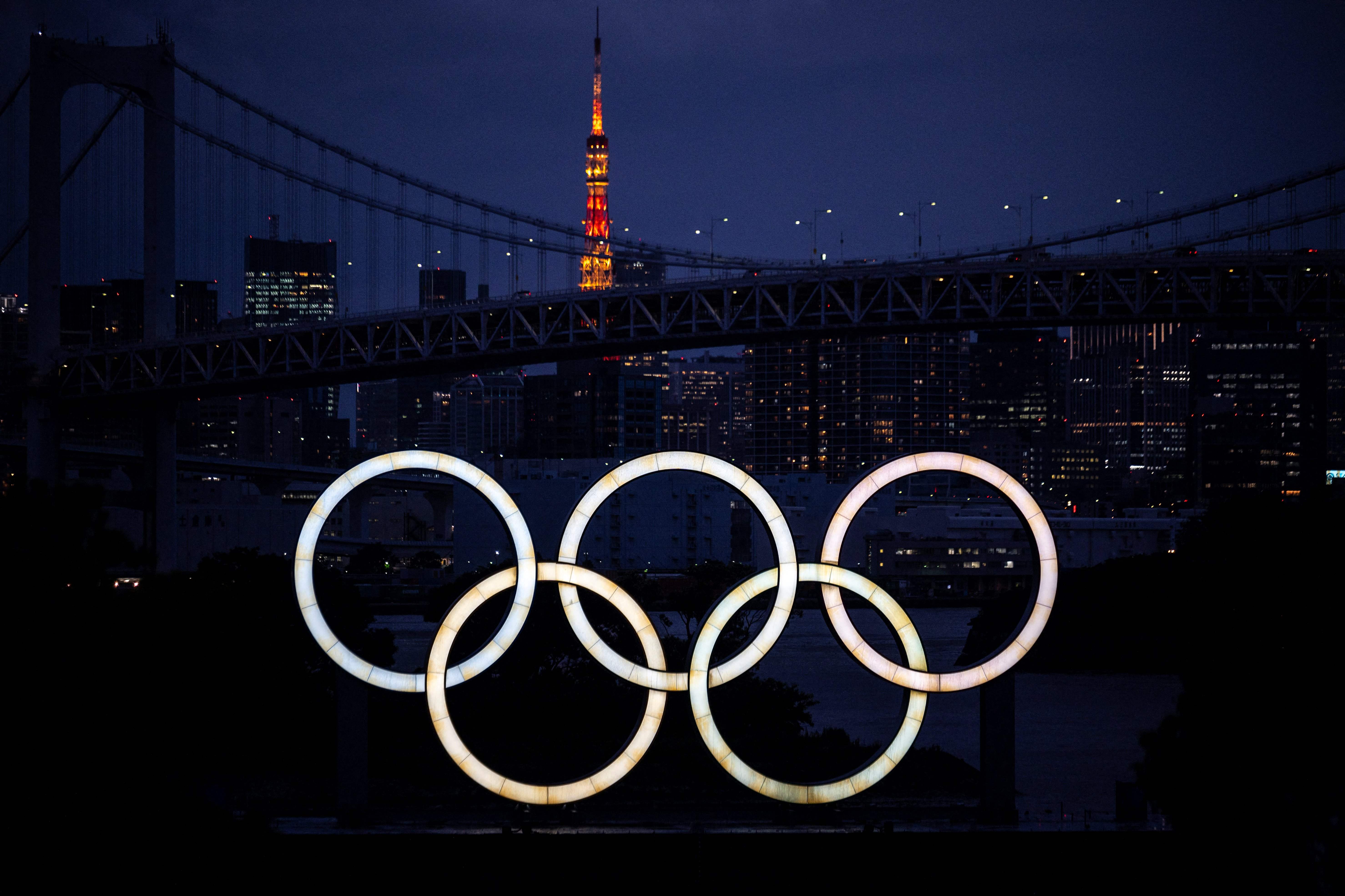 Logo Olimpiade terlihat di tepian Odaiba, Tokyo.