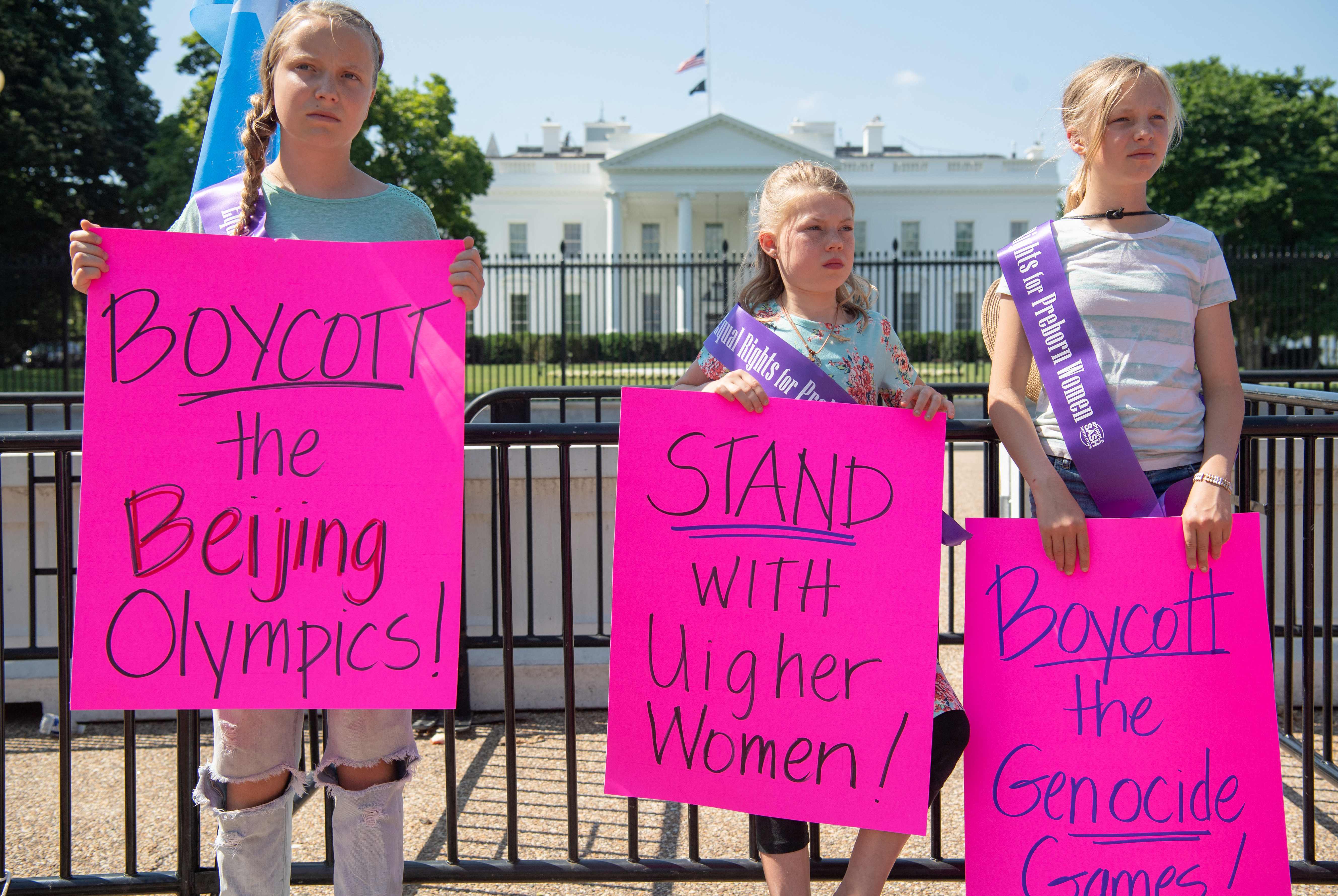 Hakim Prancis membuka penyelidikan atas tuduhan empat bisnis mode,yang mendapat keuntungan dari kerja paksa minoritas Uighur di Tiongkok