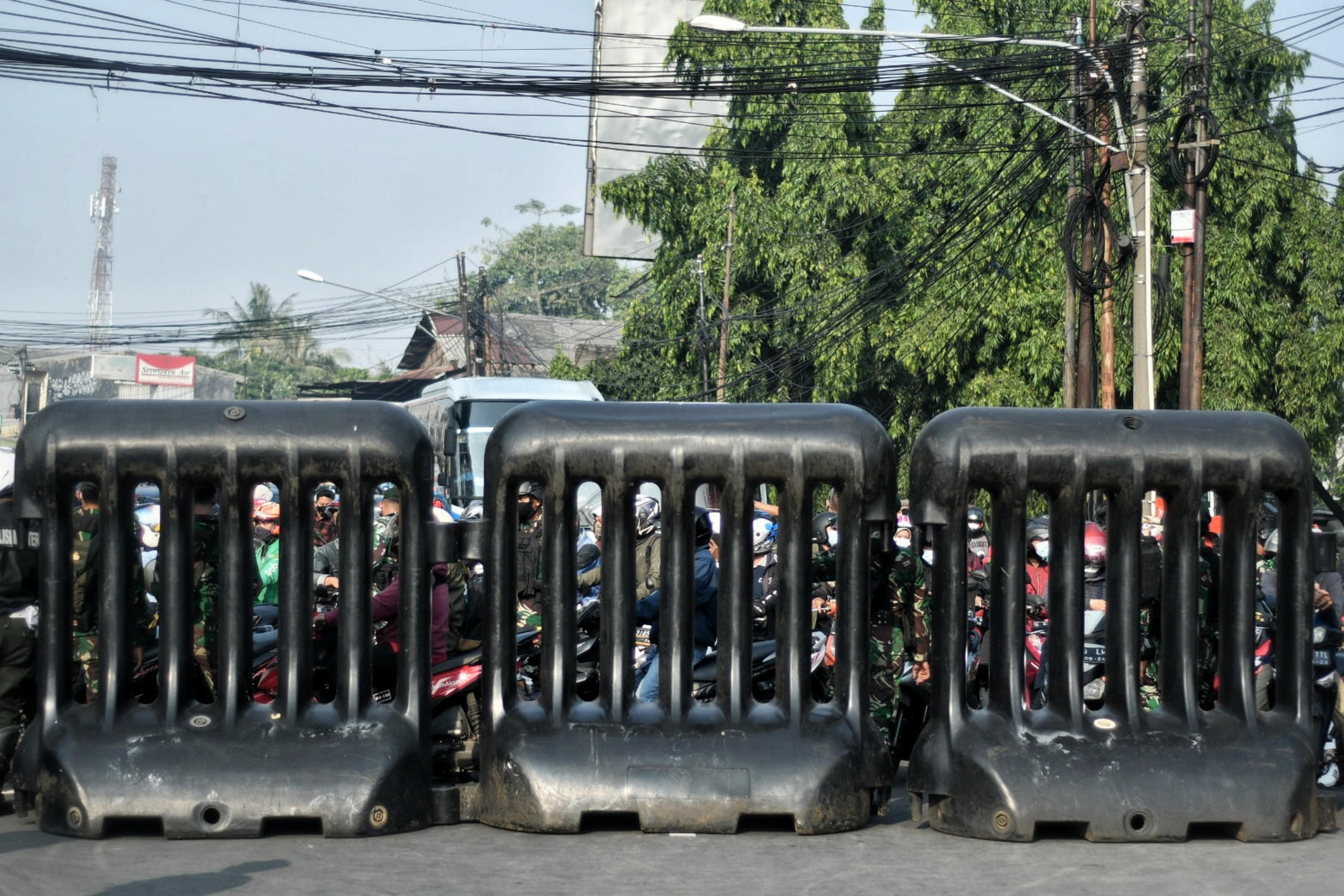 PPKM darurat meminta masyarakat tetap di rumah, faktanya masih banyak yang beraktivitas di luar rumah sehingga menyebabkan kemacetan.