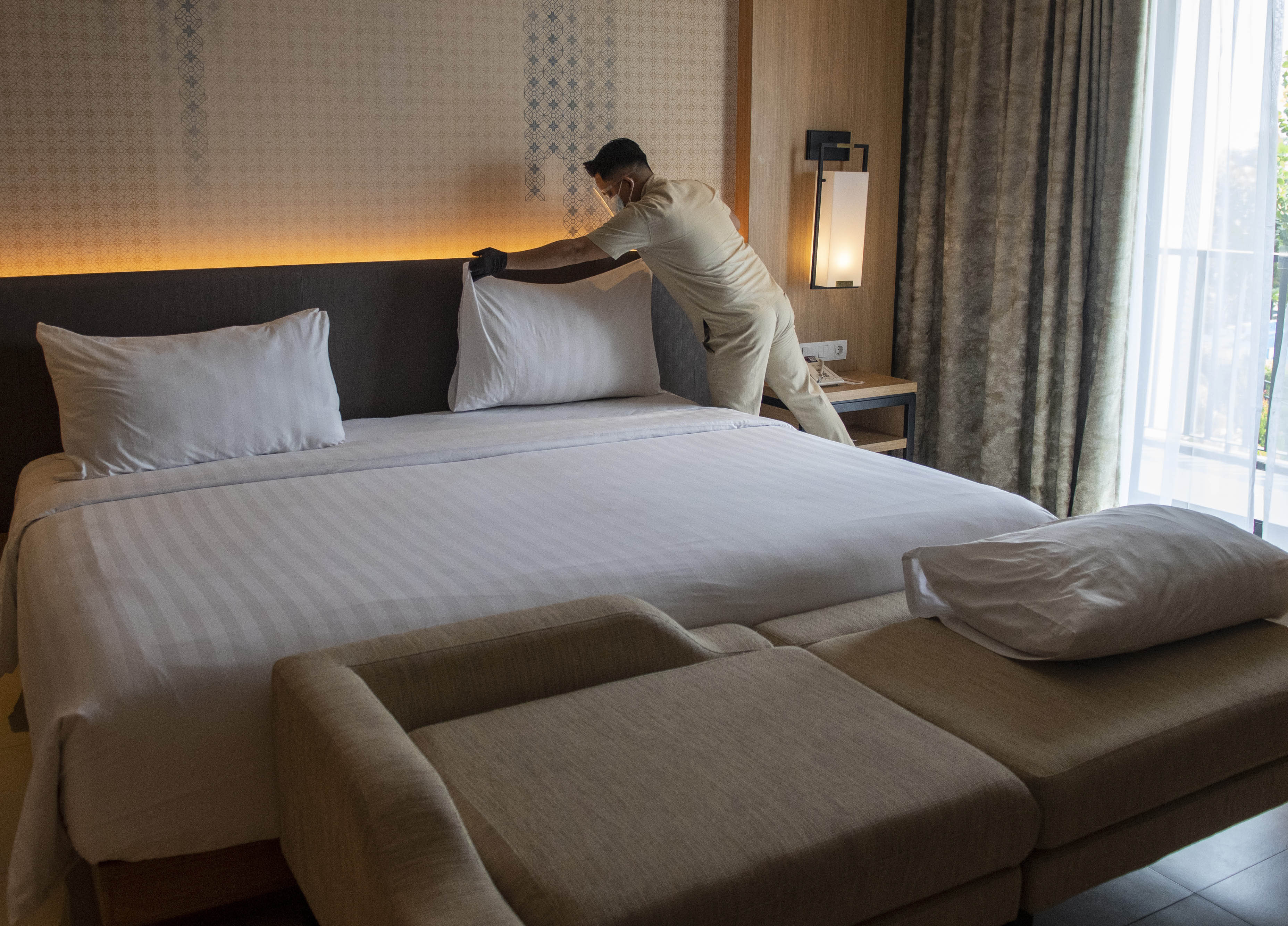 Ilustrasi karyawan merapikan kamar di hotel wilayah Palembang, Sumatera Selatan.