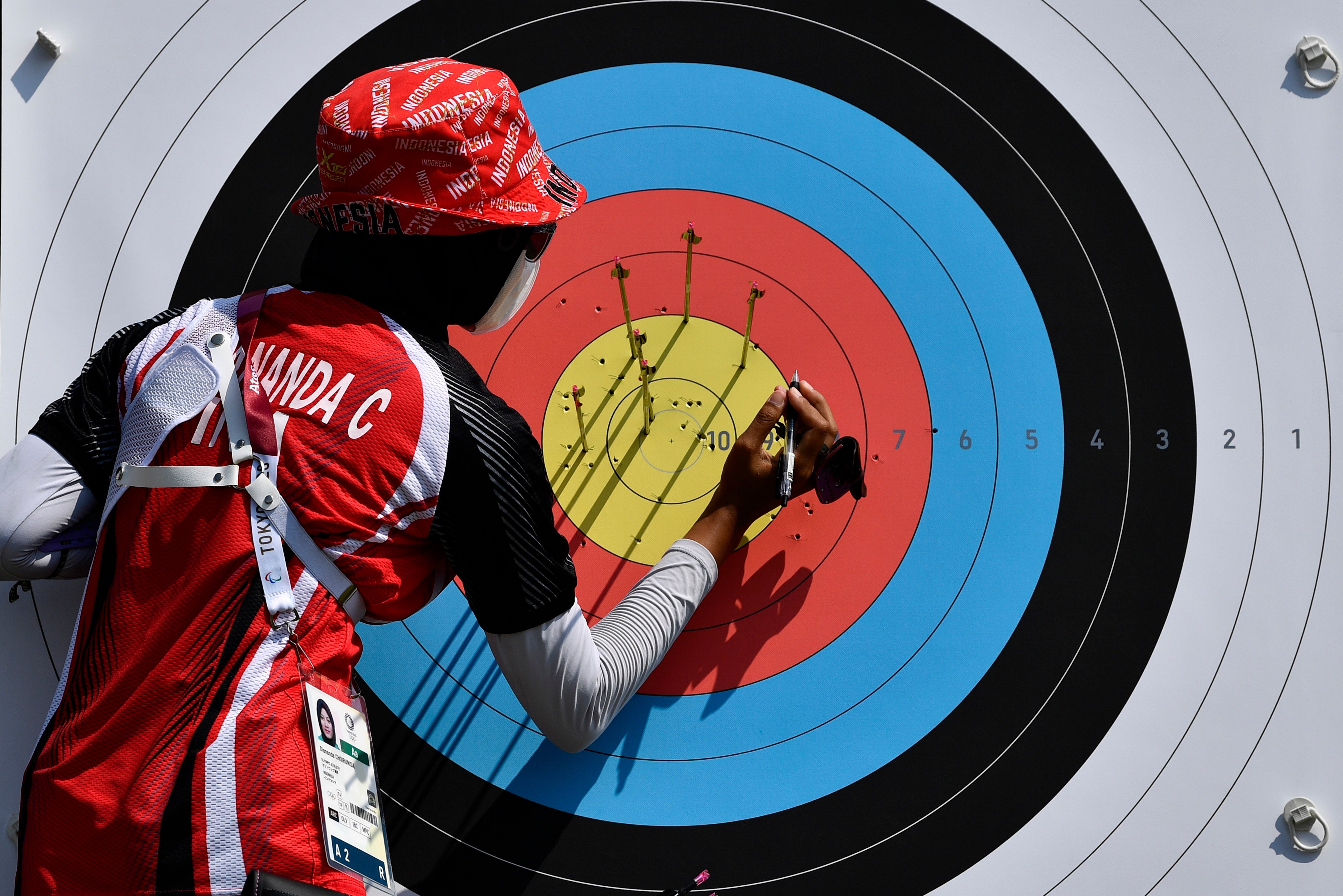Pemanah Indonesia Diananda Choirunisa menandani anak panah hasil bidikannya dalam kualifikasi perorangan putri Olimpiade Tokyo 2020 di Yumen