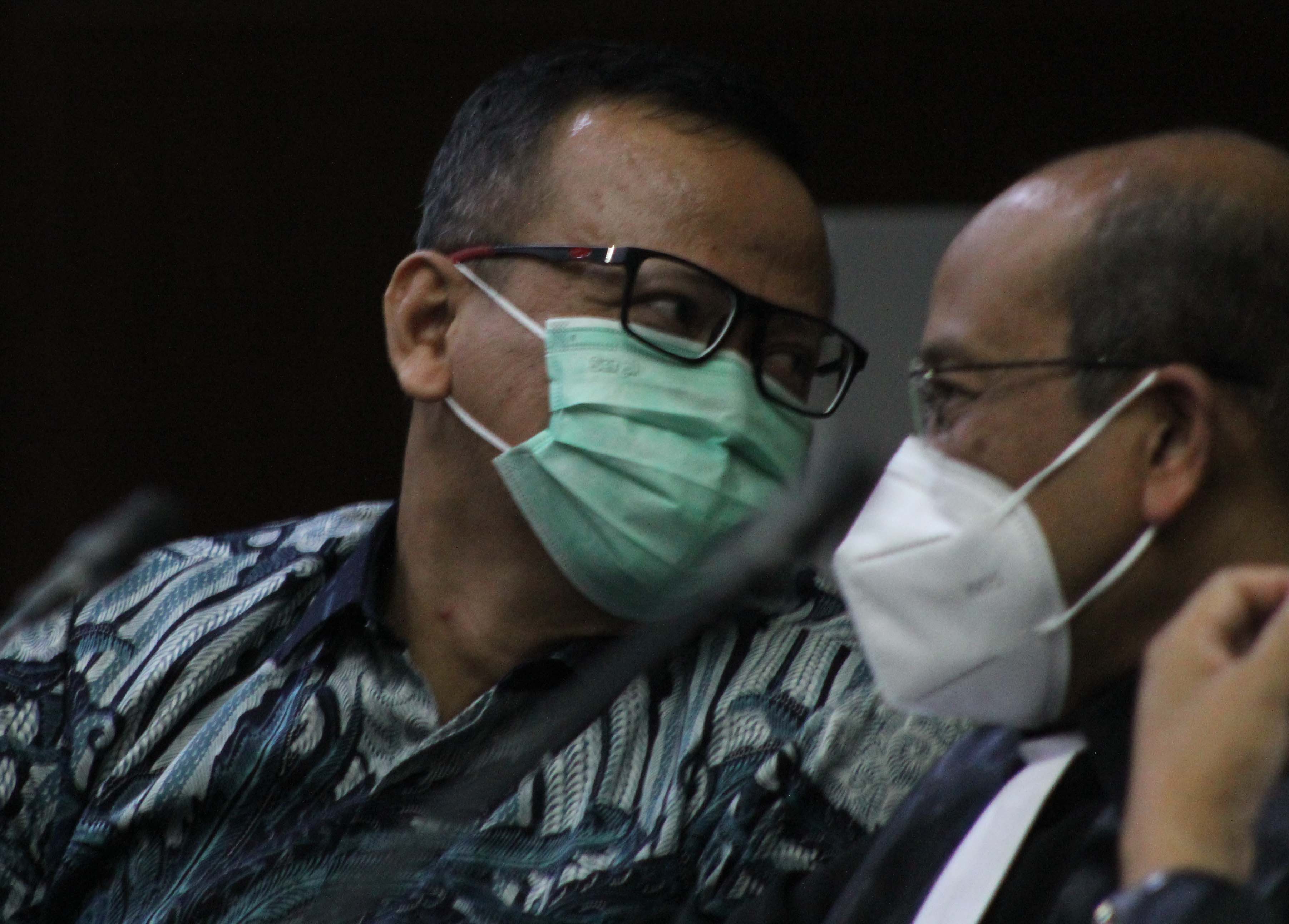 Mantan Menteri KKP Eddy Prabowo berbicara dengan penasehat hukumnya saat sidang tipikor di PN Jakpus.