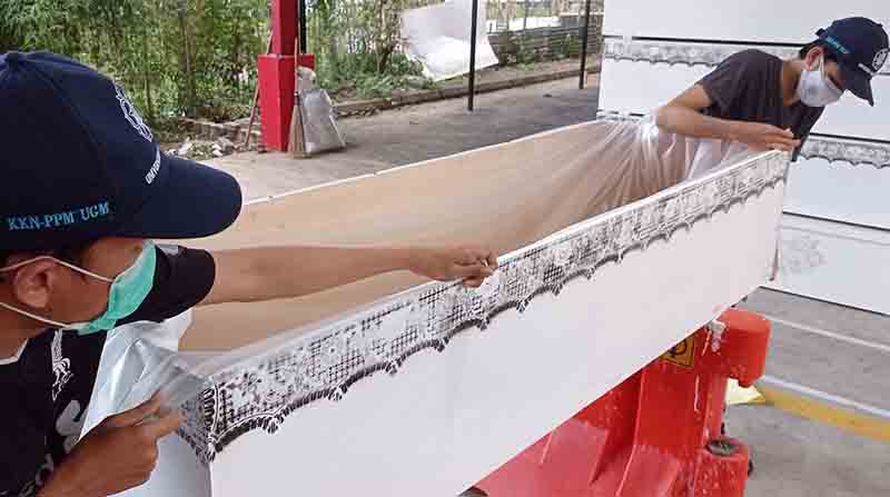 Relawan DGR melapisi peti mati dengan plastik. 