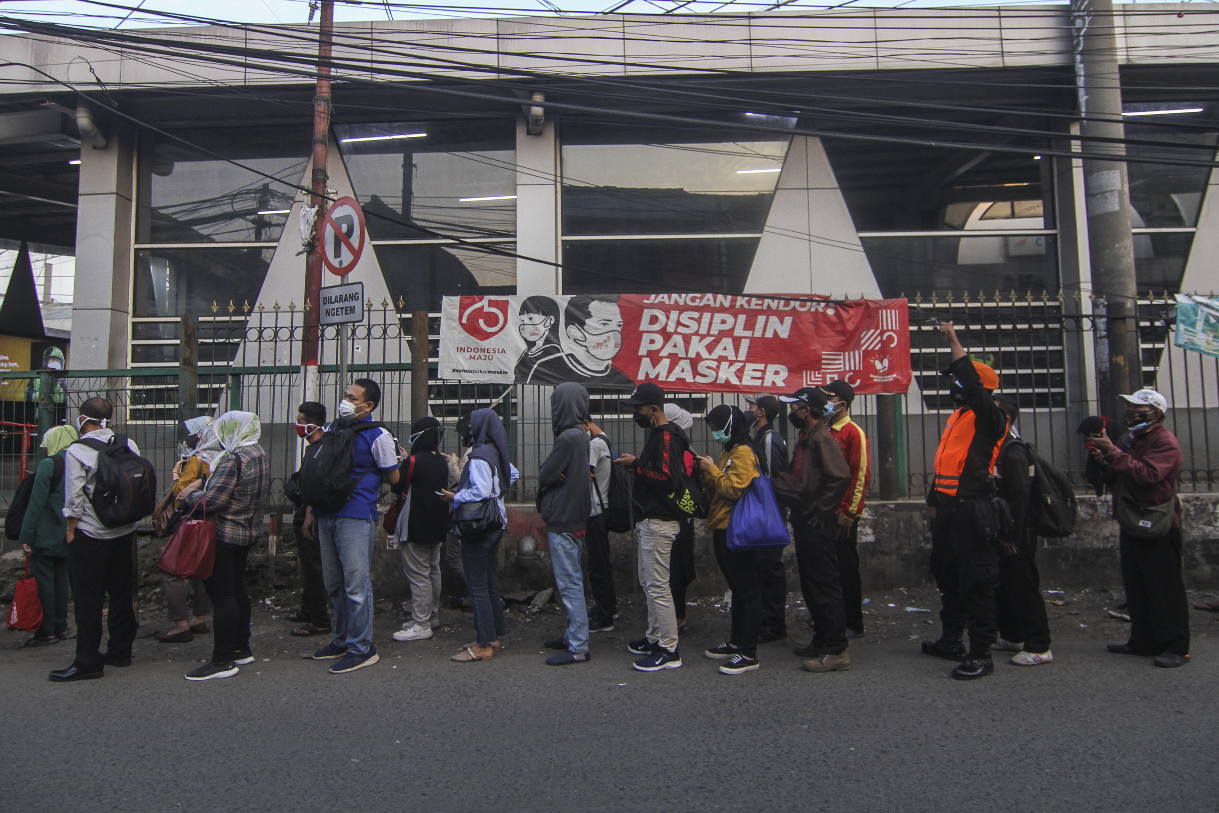 Dalam masa PPKM darurat, antrean calon penumpang KRL membludak di Stasiun Citayem, Depok, Jawa Barat, Kamis (8/7/2021)  