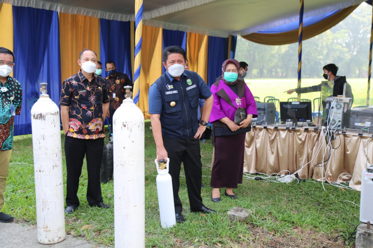 Gubernur Sumsel Herman Deru (tengah) meninjau Posko Layanan Pengisian Oksigen Gratis di Komplek PT Pusri, Jalan Mayor Zen, Jumat (30/7).