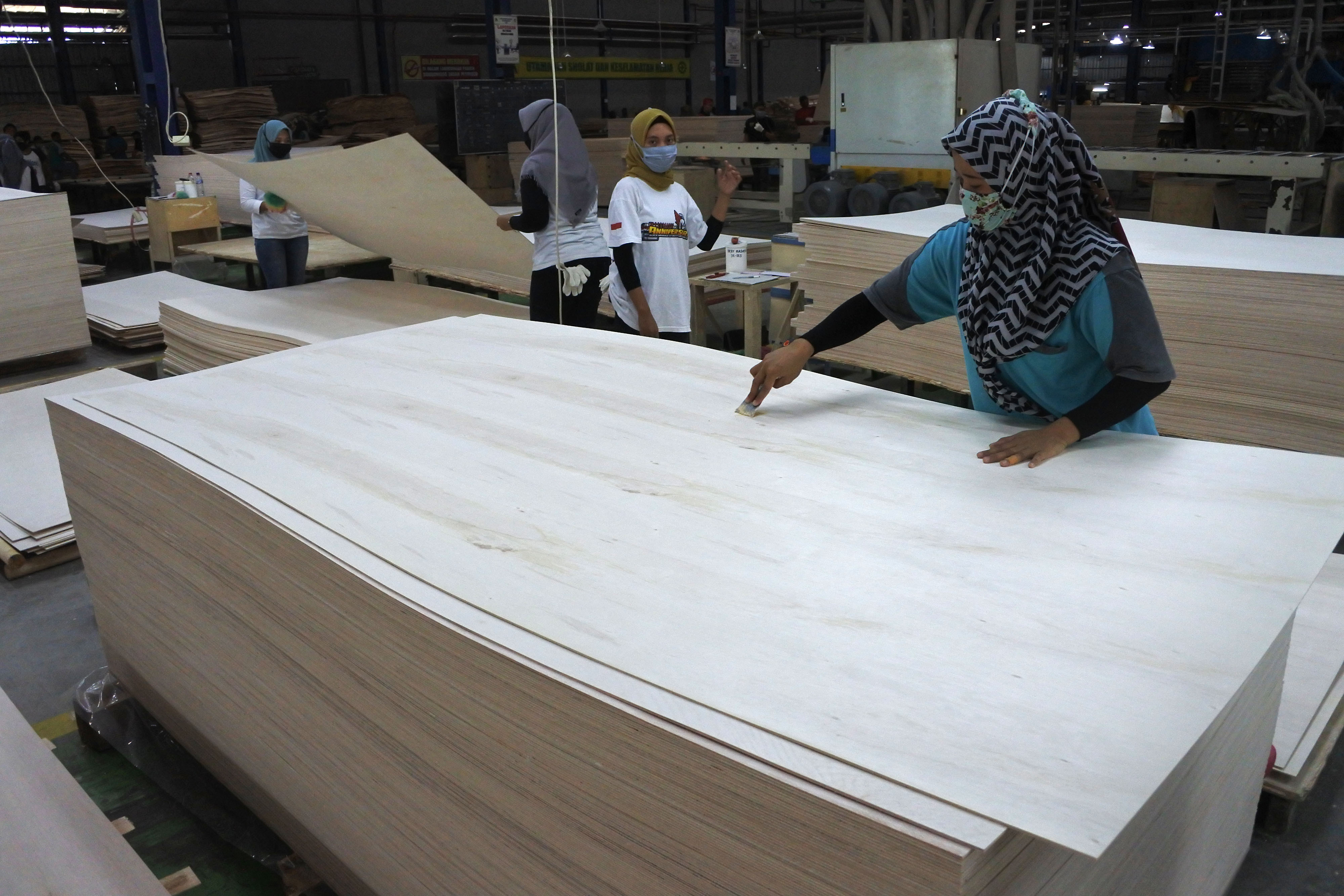 Sejumlah pekerja mengolah kayu di pabrik Bondowoso Indah Plywood (BIP) milik BUMN PT Indah Karya (Persero), di Jawa Timur.