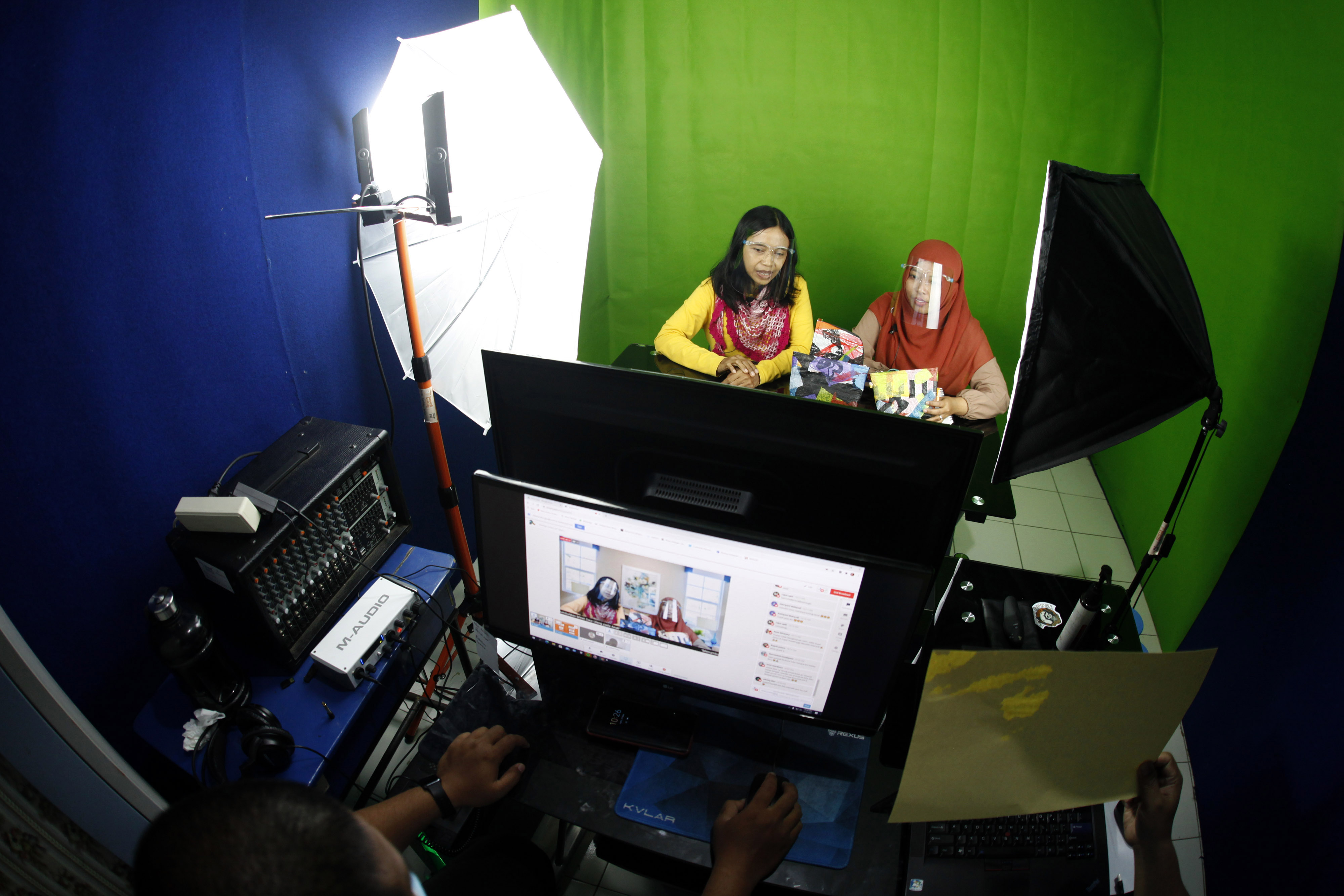 Ilustrasi--Guru SMP Lazuardi Kamila GCS Solo menyampaikan materi pembuatan kerajinan tas saat pembelajaran daring di Solo, Jawa Tengah.