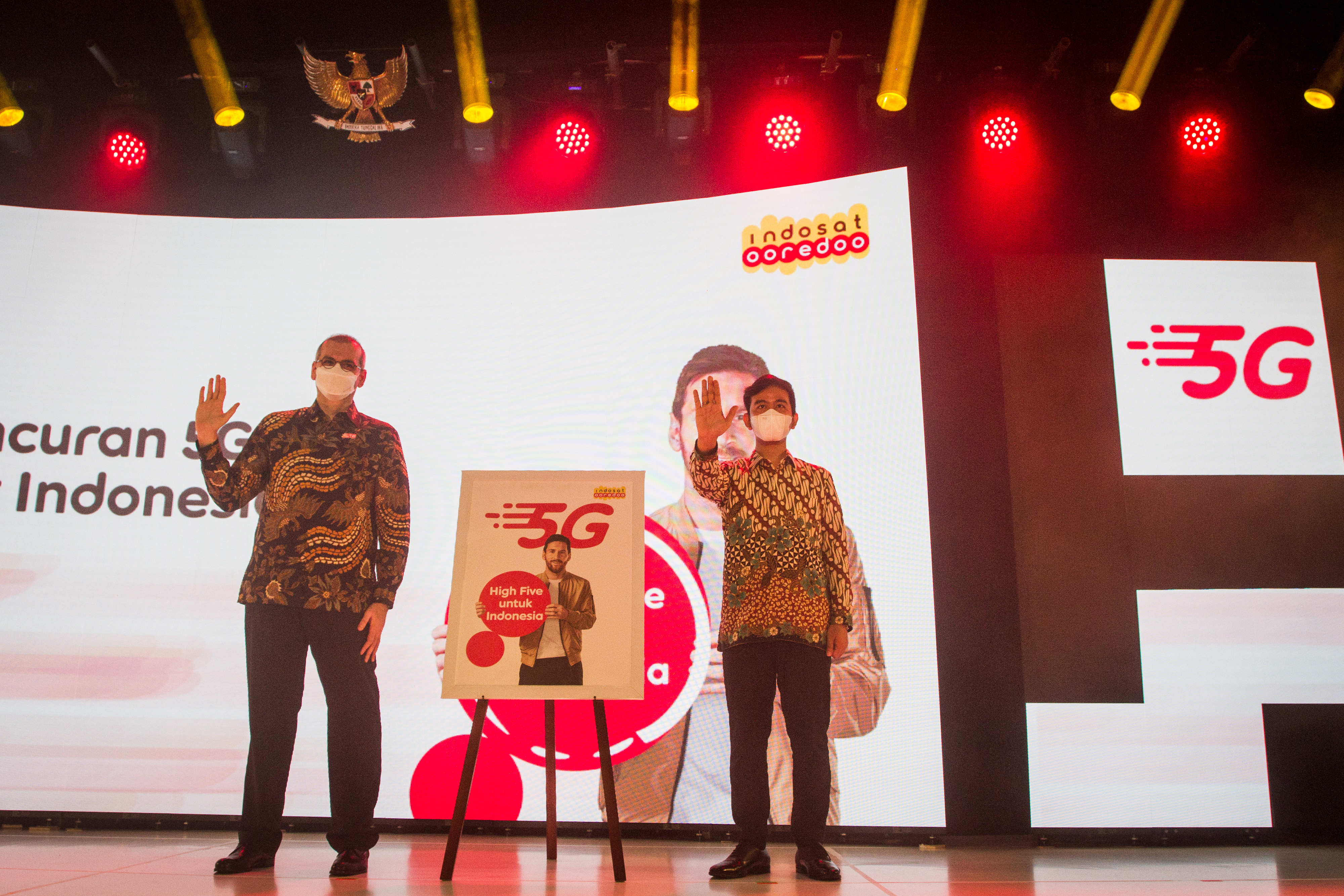 Presdir dan CEO Indosat Ooredoo Ahmad Al-Neama (kiri) dan Wali Kota Solo Gibran Rakabuming Raka pada peluncuran 5G Indosat Ooredoo di Solo. 