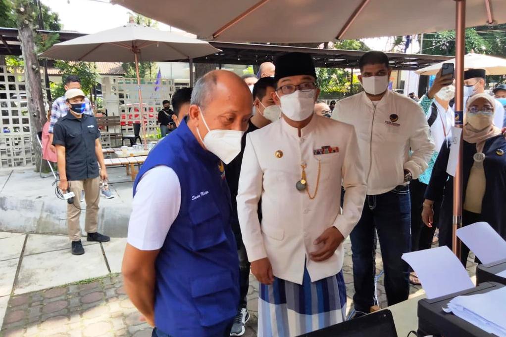 Gubernur Jawa Barat Ridwan Kamil (kedua dari kiri, depan) saat mengunjungi sentra vaksinasi yang dibangun NasDem Jawa Barat.