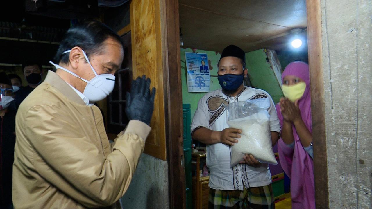 Malam-Malam, Presiden Jokowi Blusukan ke Tanjung Priok untuk Bagikan Sembako dan Paket Obat