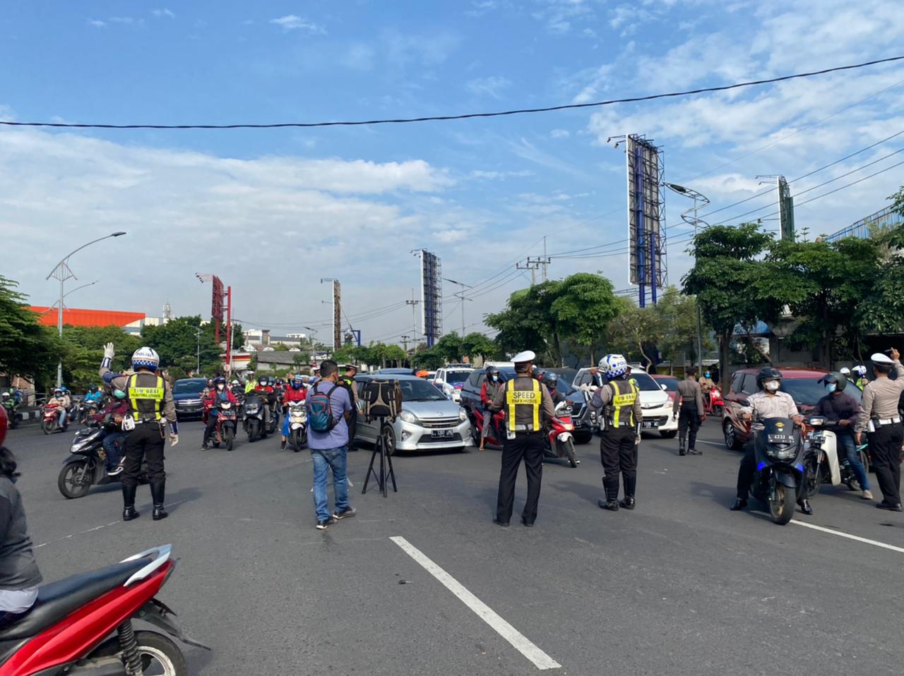 Penyekatan di Bundaran Taman Pelangi Surabaya resmi berlaku Kamis (8/7).