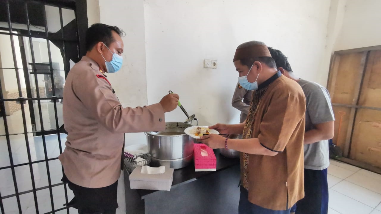Kapolres Tanjungjabung Barat AKB Guntur Saputro melayani tahanan saat hendak menikmati makanan khas Idul Adha