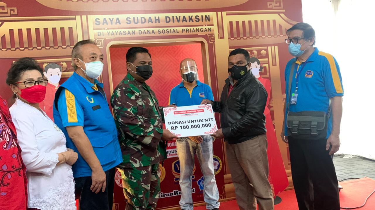 Masyarakat Tionghoa Peduli saat memberikan sumbangan