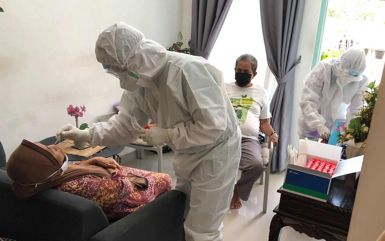 Petugas medis memberikan pelayanan mendatangi rumah warga untuk melakukan tes PCR Covid-19 di kawasan Kreo, Larangan, Kota Tangerang.