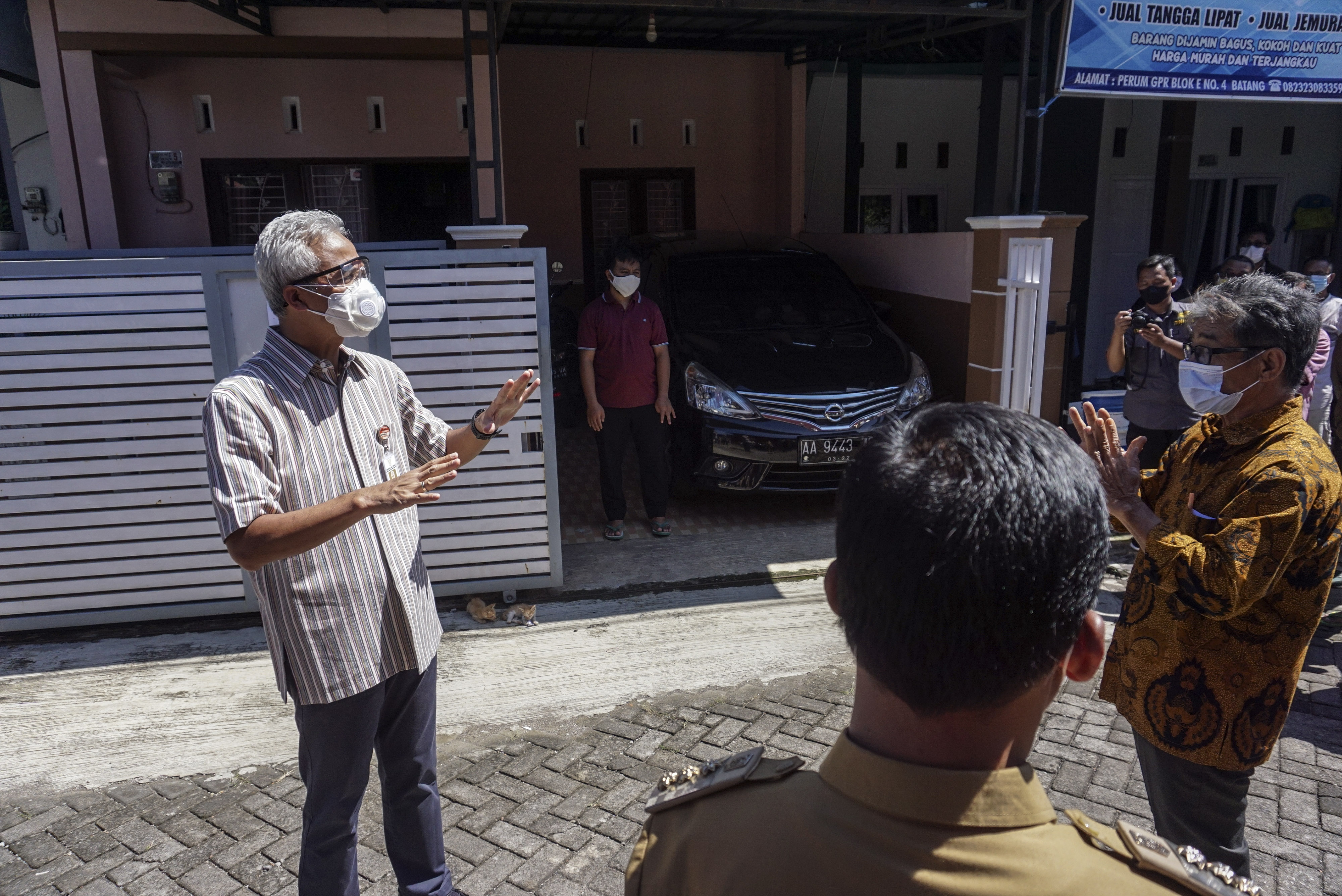  Gubernur Jawa Tengah Ganjar Pranowo (kiri) menyapa warga OTG covid-19 dengan jarak jauh di Kabupaten Batang, Jawa Tengah.