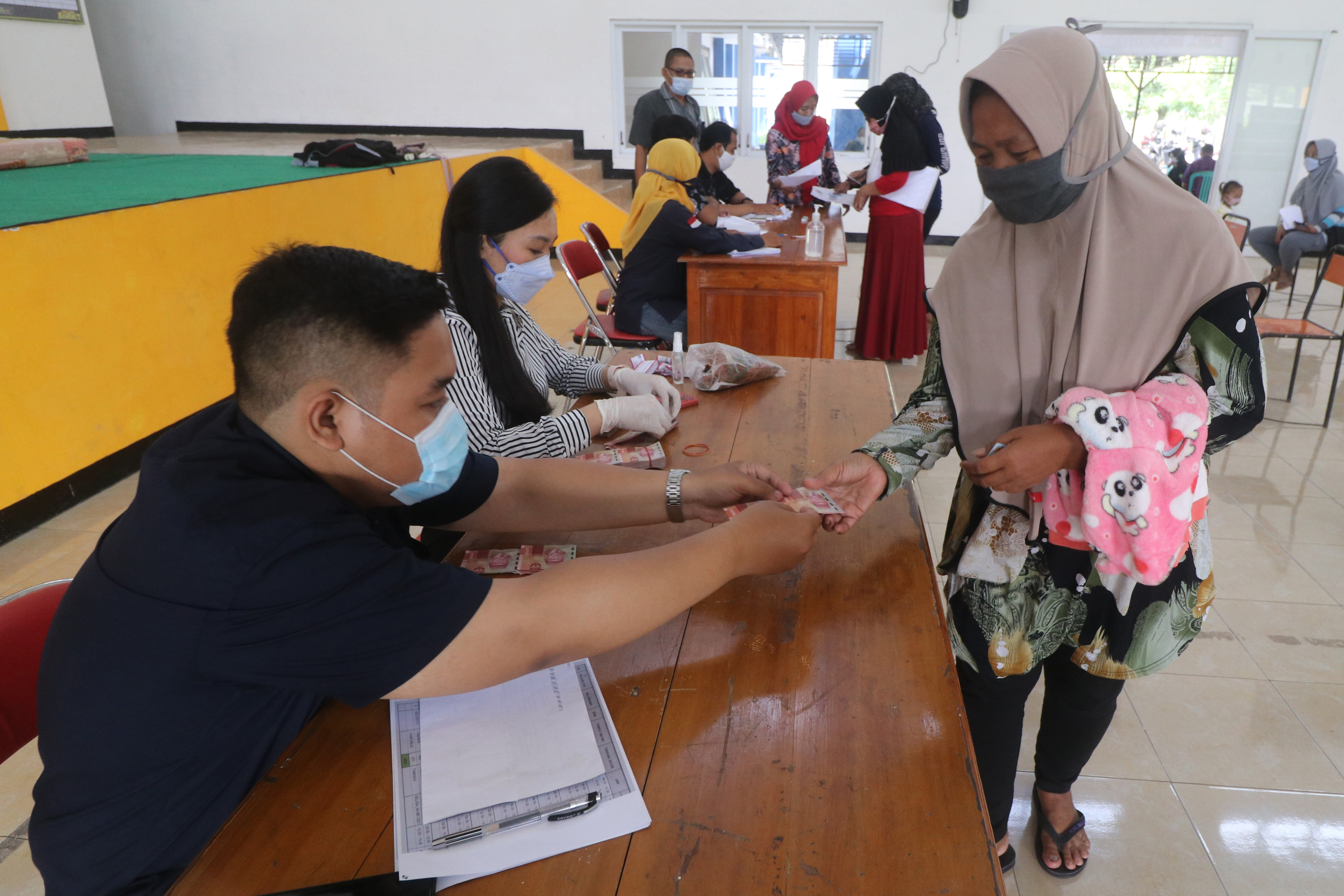 Warga terdampak pandemi menerima Santunan Hadapi Bencana Tunai di Kelurahan Banjarmlati, Kota Kediri, Jawa Timur, Selasa (4/5/2021)