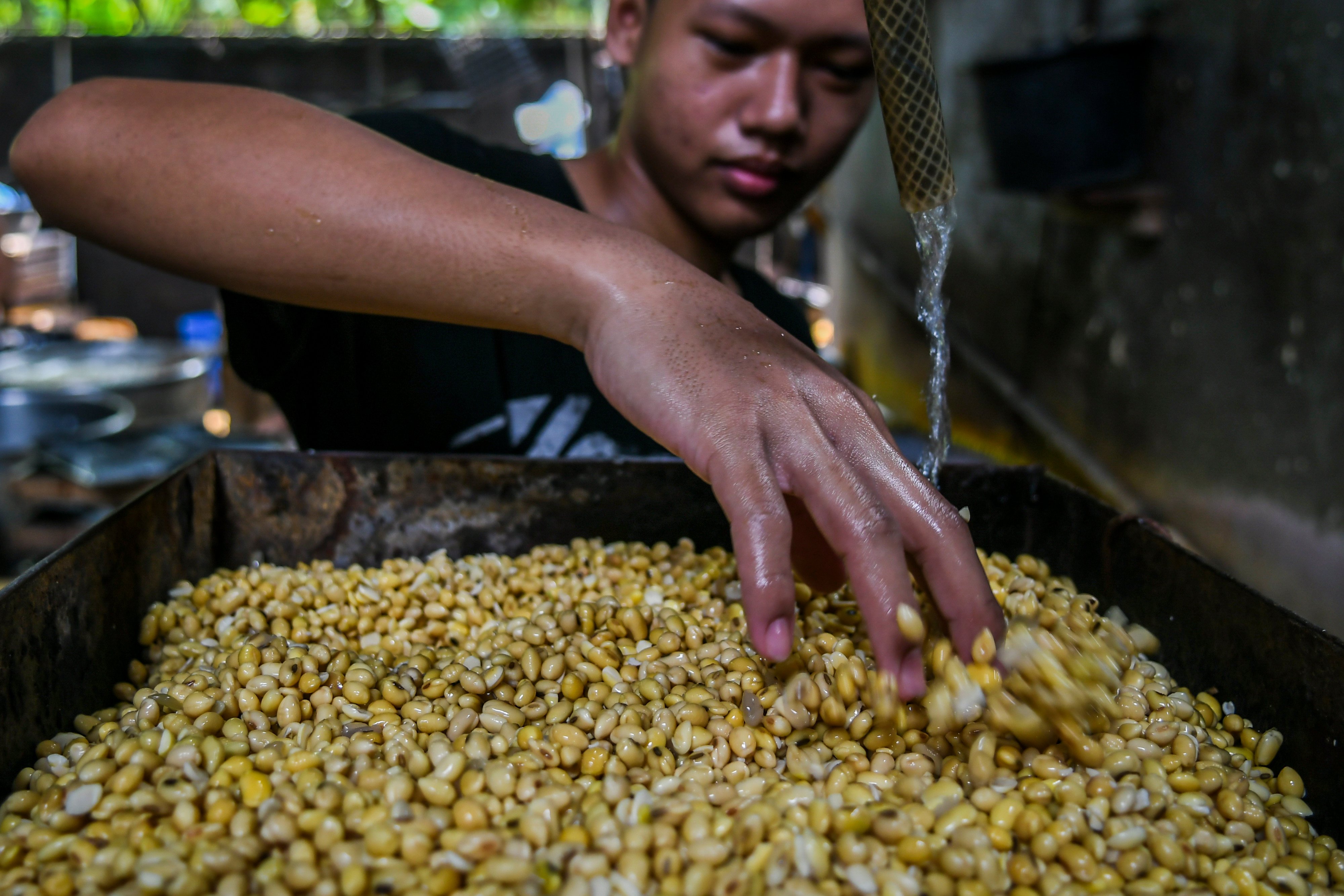 Pekerja menyelesaikan proses pembuatan tahu di kawasan Duren Tiga, Jakarta, Jumat (30/4/2021).