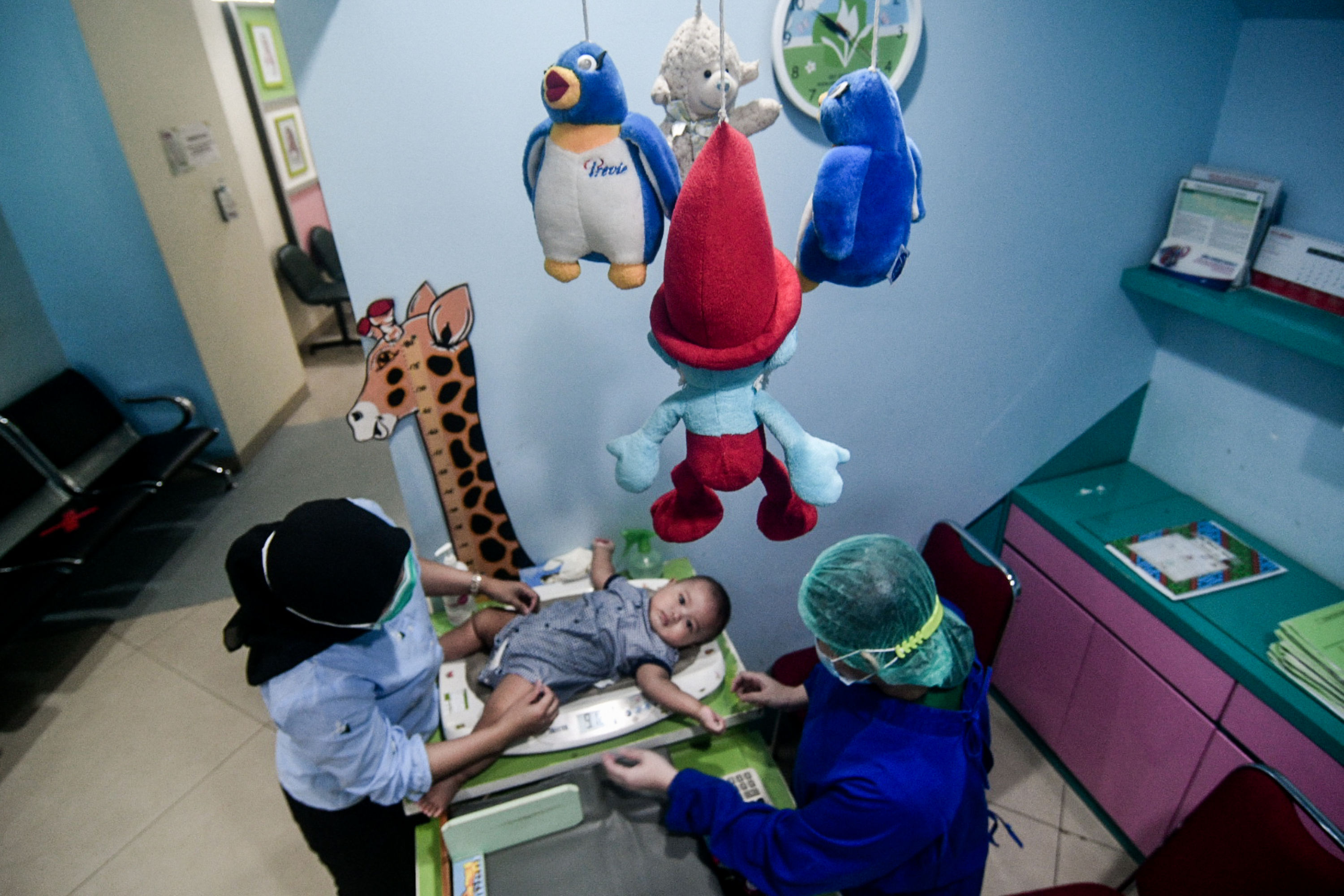 Seorang ibu membawa anaknya untuk diperiksa di RSIA Tambak, Jakarta.