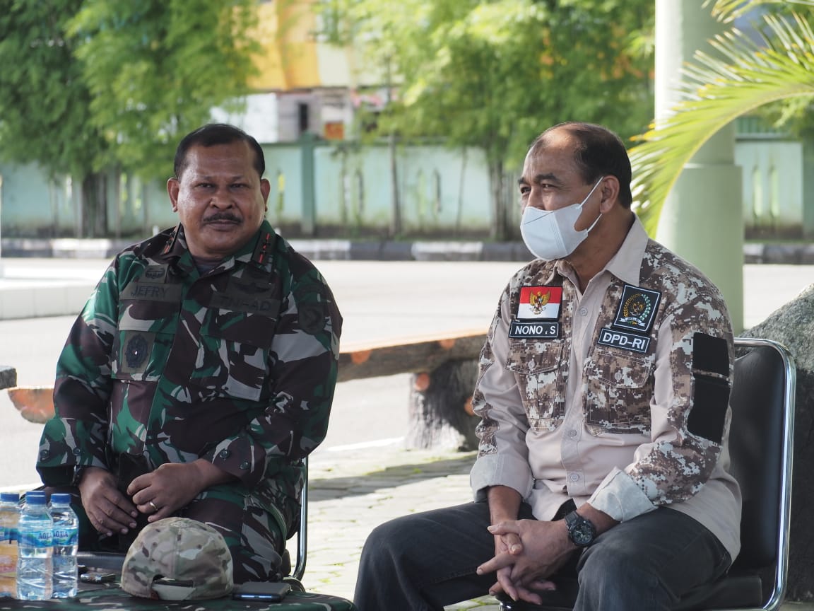 Panglima Kodam Pattimura Mayjen TNI Jeffry Apoly Rahawarin (kiri) dan Ketua DPD RI Nono Sampono. 