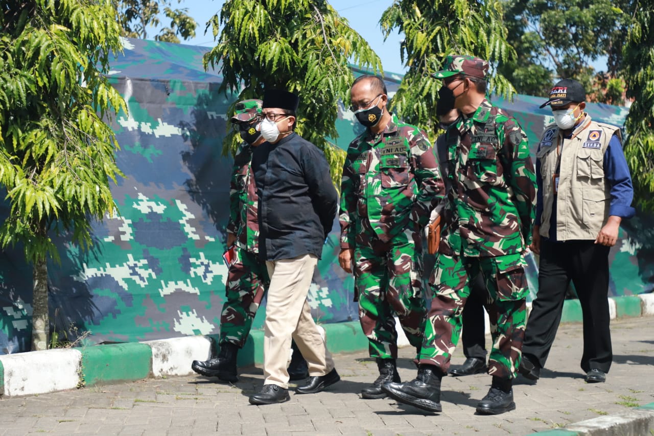 Wali Kota Malang Sutiaji meninjau RS Lapangan untuk menampung pasien COvid-19 di Malang