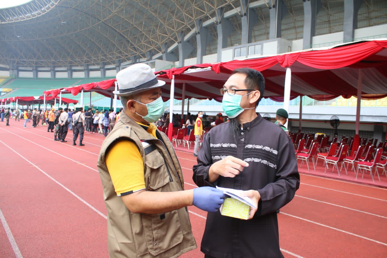 Wali Kota Bekasi Rahmat Effendi saat mengunjungi kegiatan vaksinasi Covid-19 massal di stadion patriot candrabhaga Kota Bekasi.